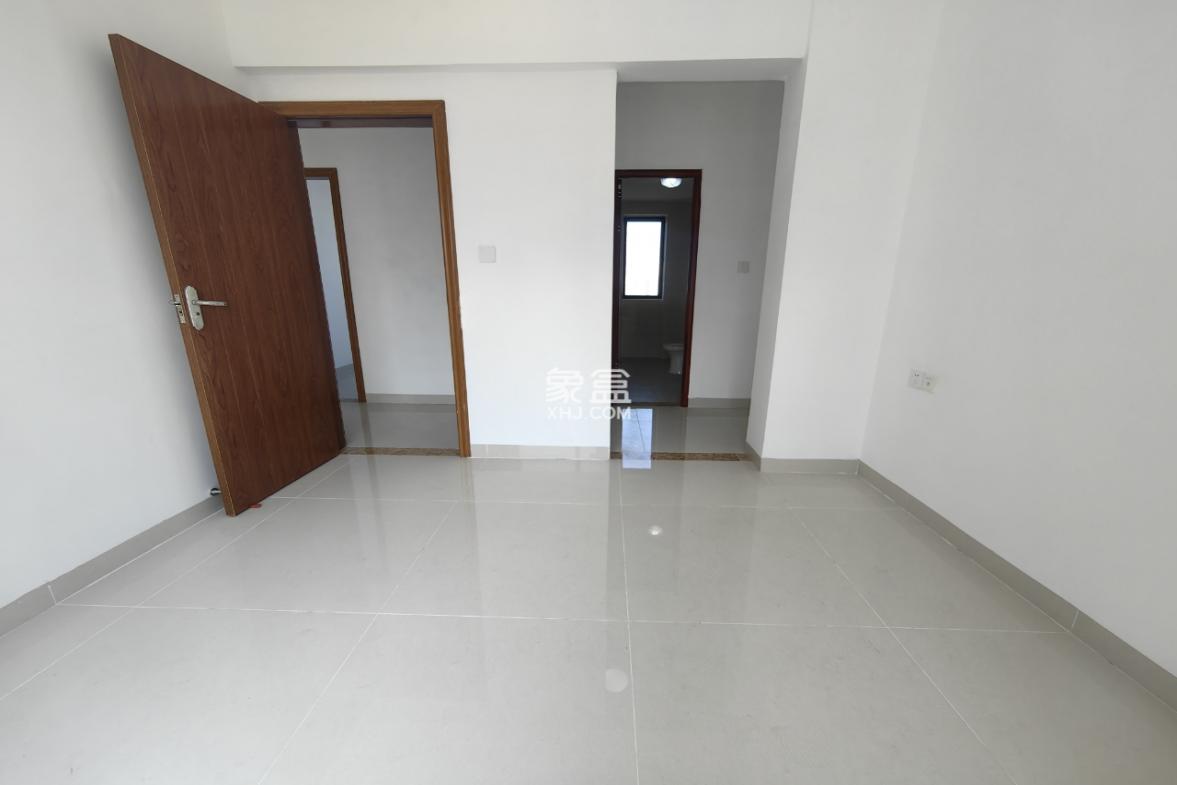 龙城新景 3室2厅2卫 143.0万 龙城新景 3室2厅2卫 143.0万客厅