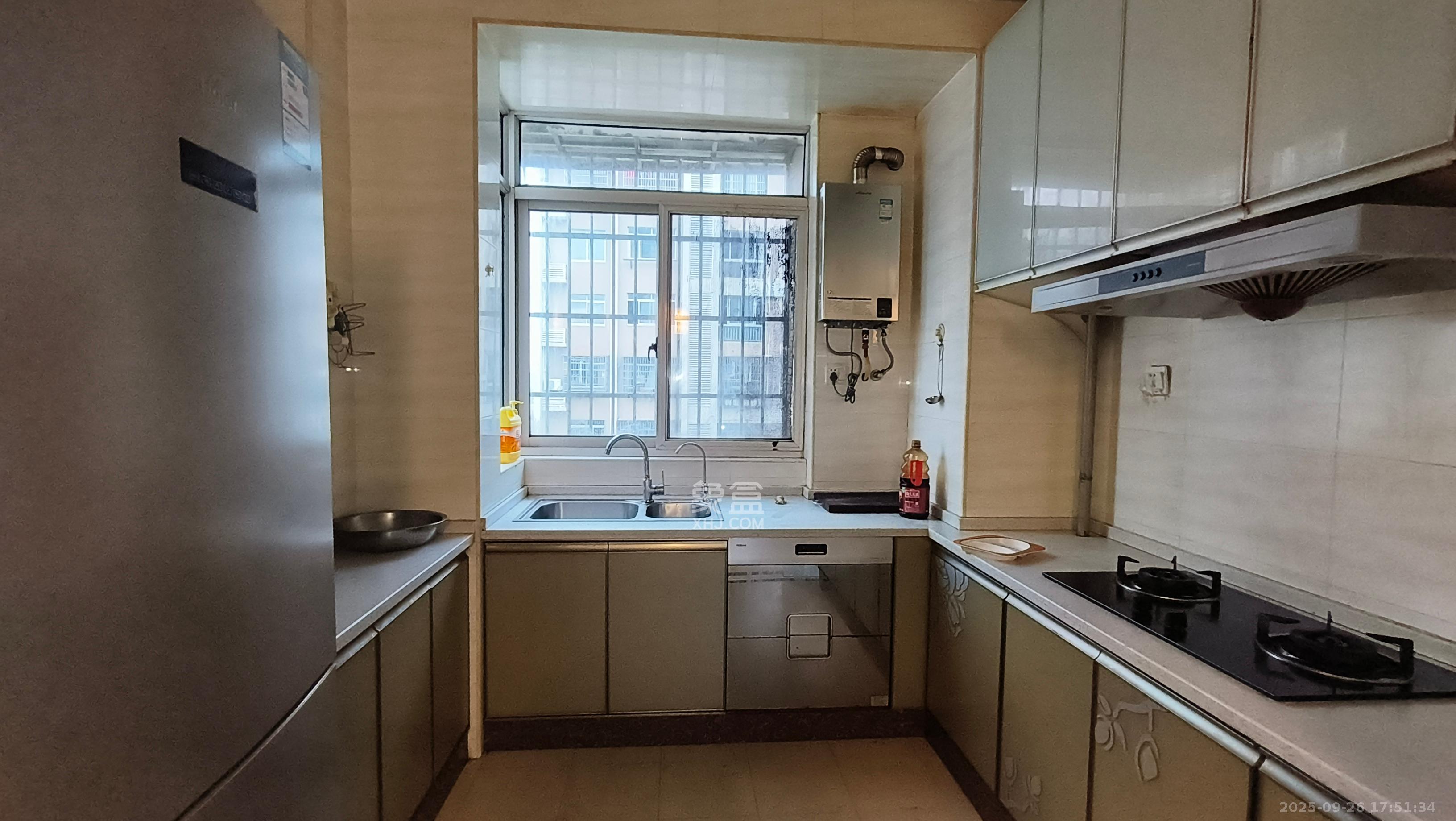 八一小区  3室2厅2卫    2000.0元/月室内图