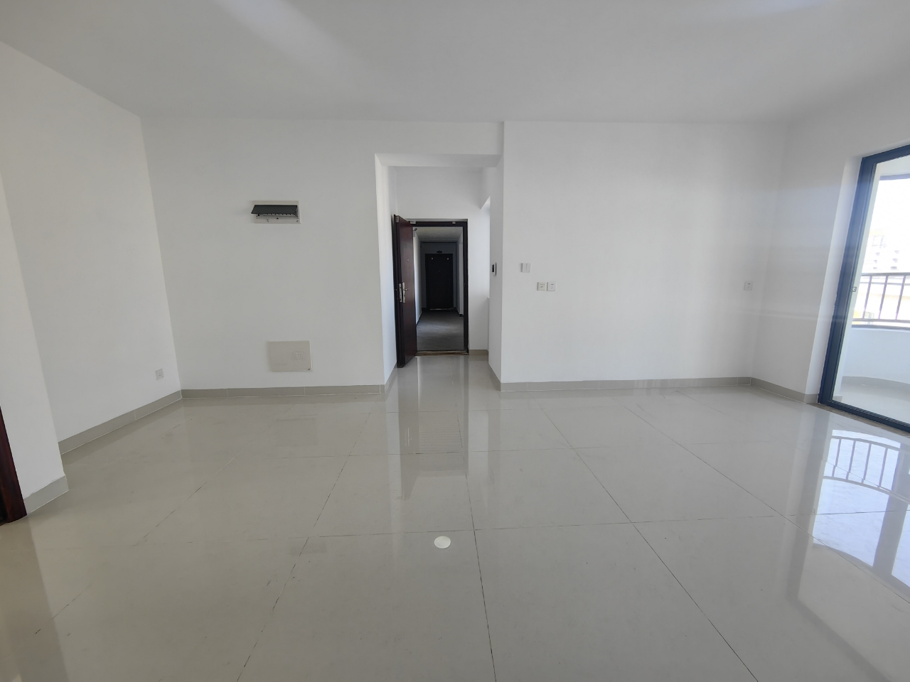 龙城新景  3室2厅2卫    143.0万客厅