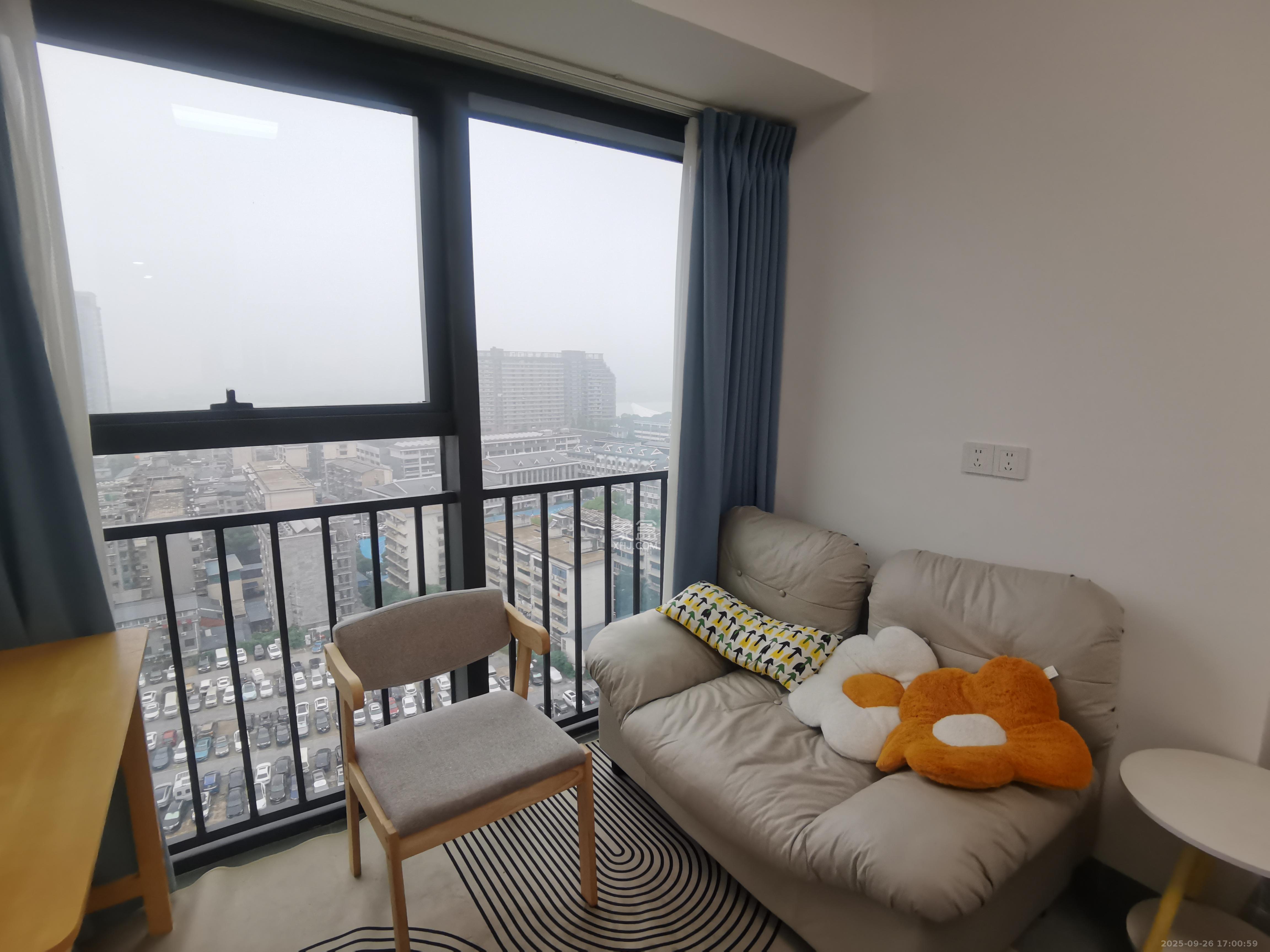 华润置地中心  1室1厅1卫    2000.0元/月 华润置地中心  1室1厅1卫    2000.0元/月