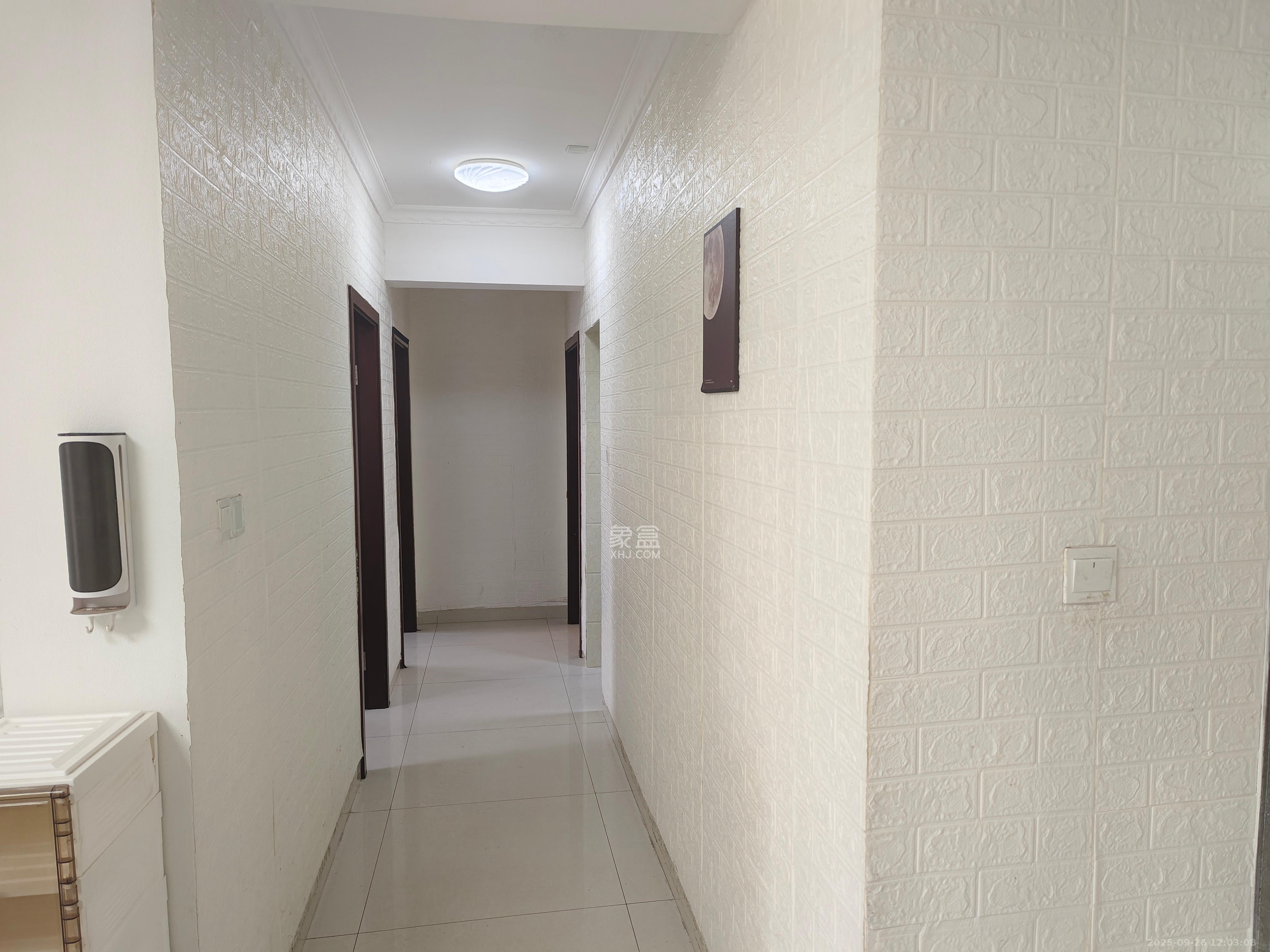 岳鞍阁小区  3室2厅2卫    1800.0元/月室内图