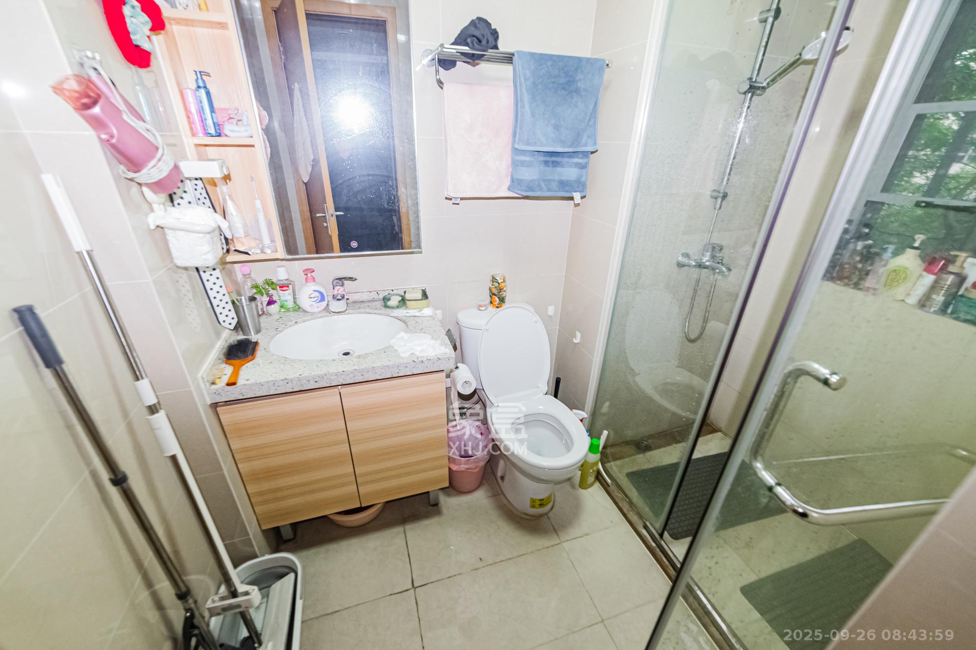 珠江郦城公园1号 2室2厅1卫 90.0万 珠江郦城公园1号 2室2厅1卫 90.0万卫生间