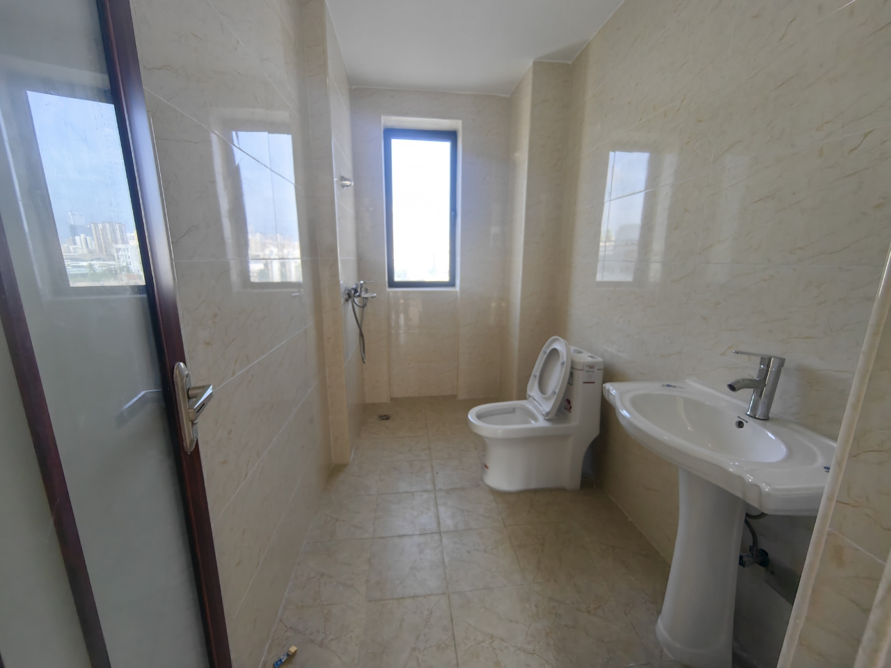 龙城新景  3室2厅2卫    143.0万客厅