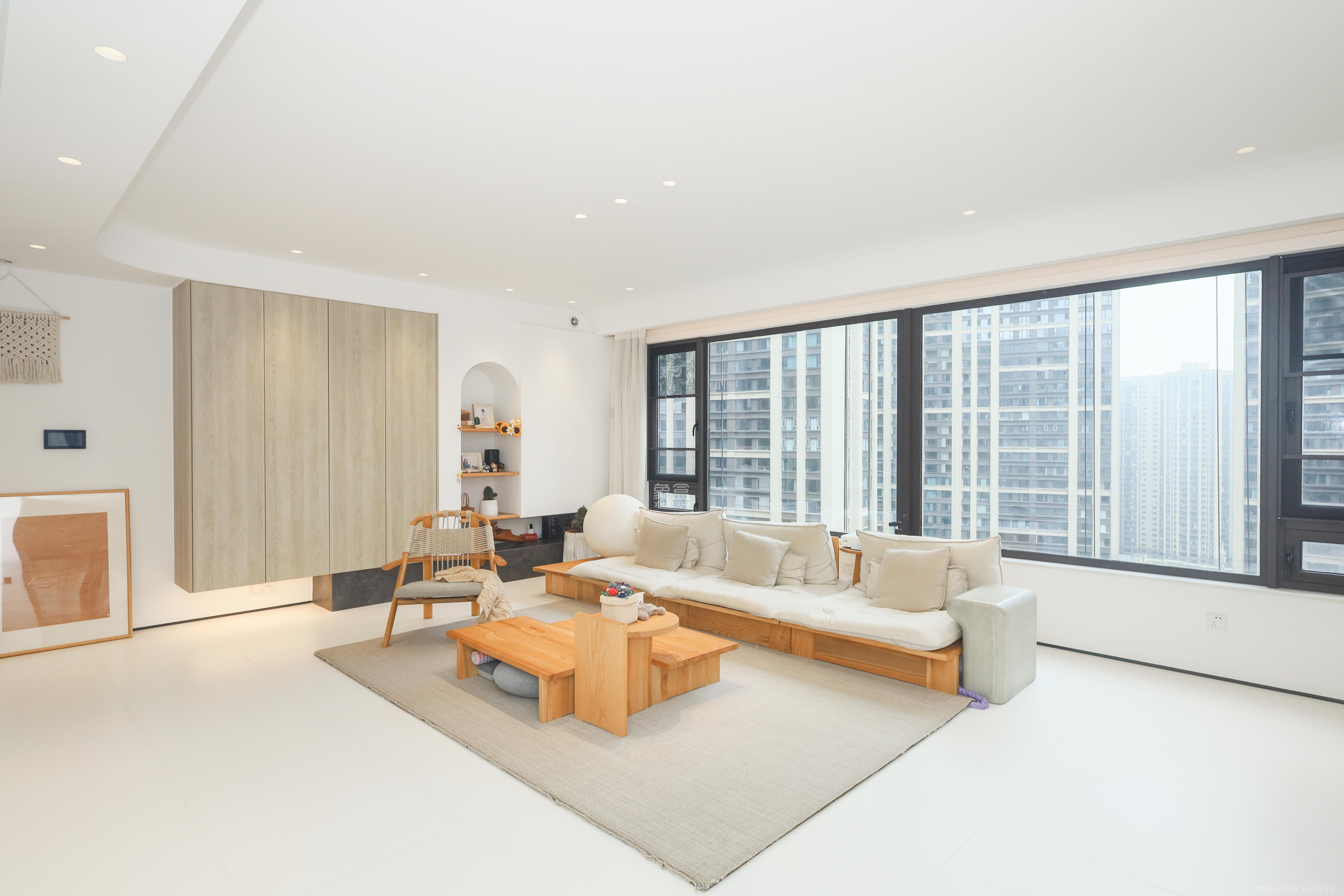 建发央著  4室2厅3卫    297.0万客厅