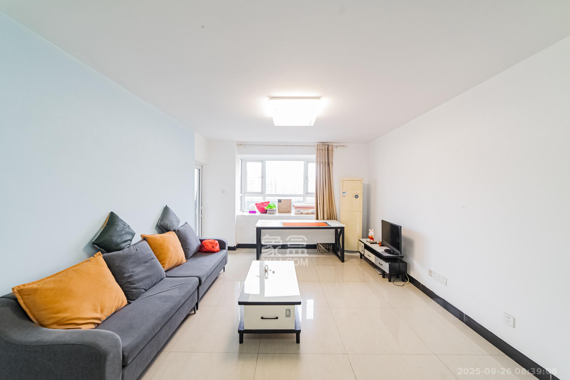 万国城(当代满庭春MOMA)一期 3室2厅2卫 92.0万 万国城(当代满庭春MOMA)一期 3室2厅2卫 92.0万客厅