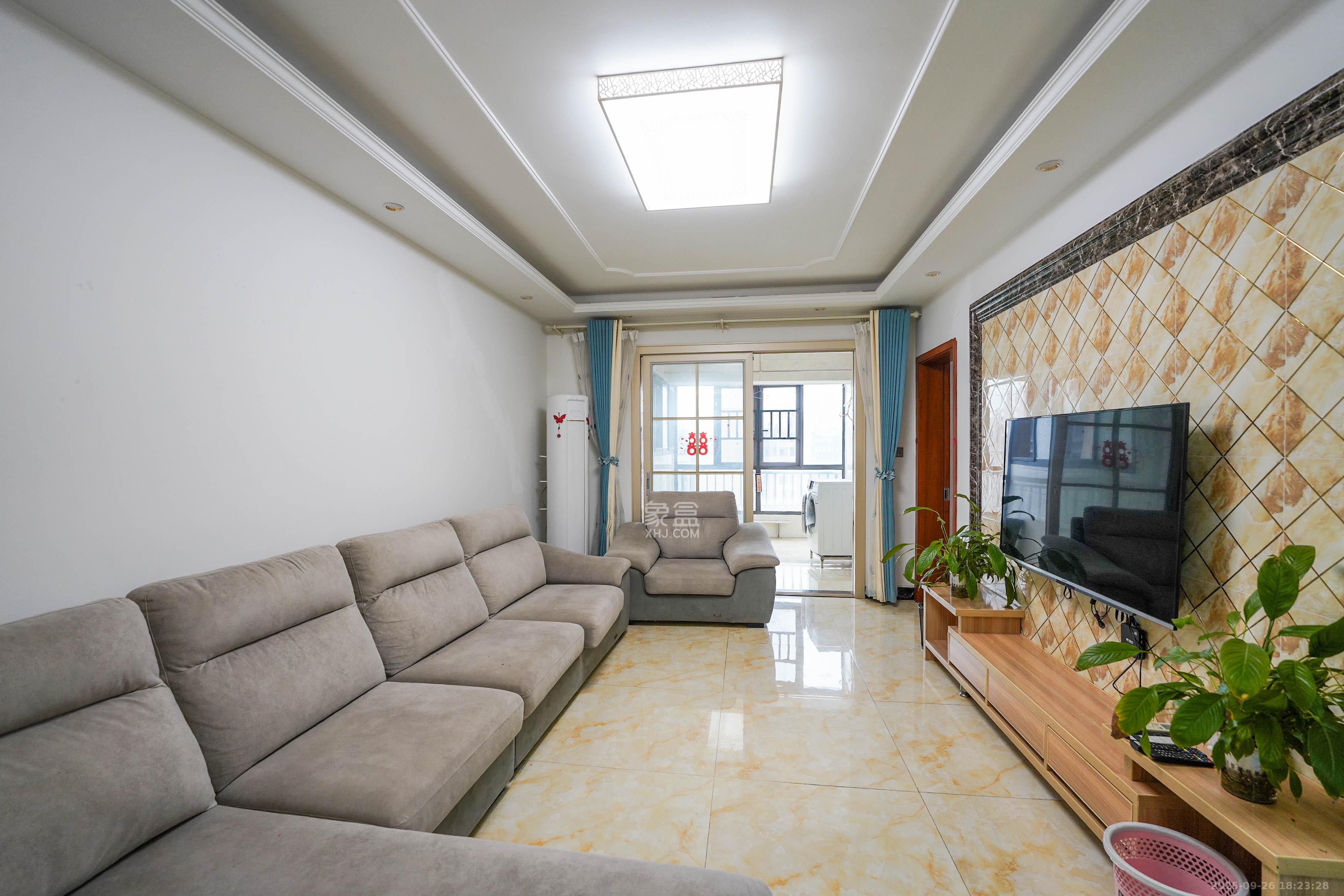 汇金城/嘉华城(二期、三期) 3室2厅2卫 106.0万 汇金城/嘉华城(二期、三期) 3室2厅2卫 106.0万客厅