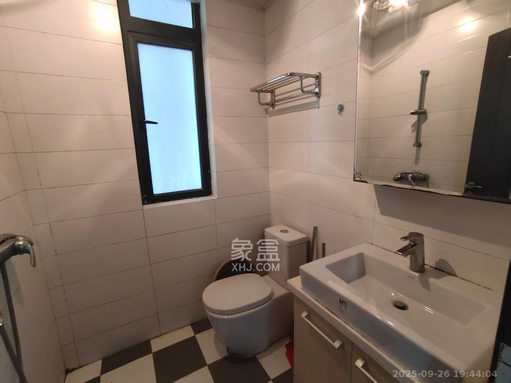 阳光100三期  3室2厅1卫    2300.0元/月室内图