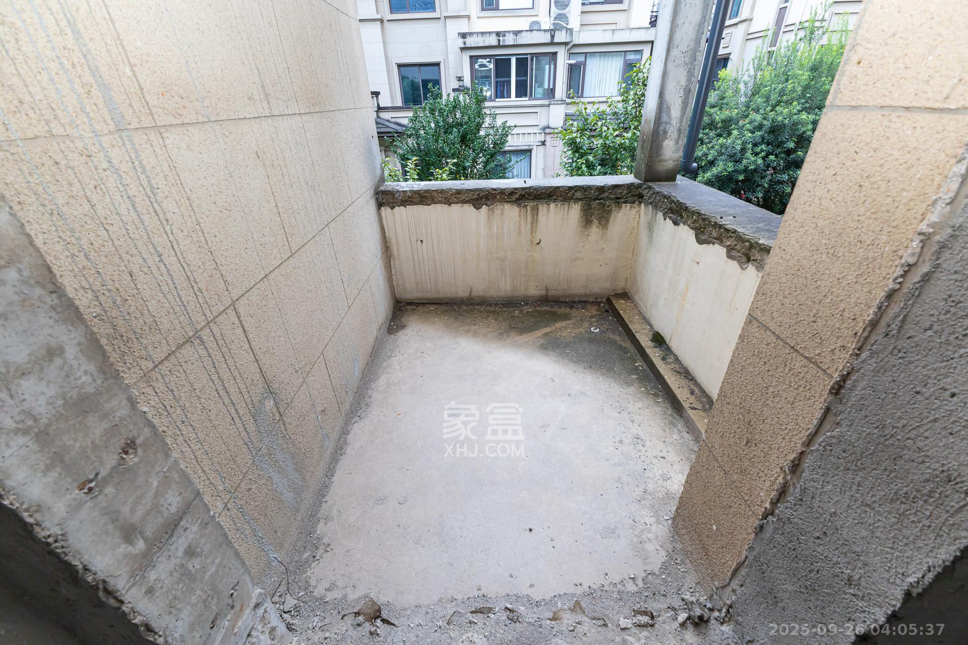 龙湖湘风原著(龙湖湘风星城) 5室3厅3卫 260.0万 龙湖湘风原著(龙湖湘风星城) 5室3厅3卫 260.0万阳台