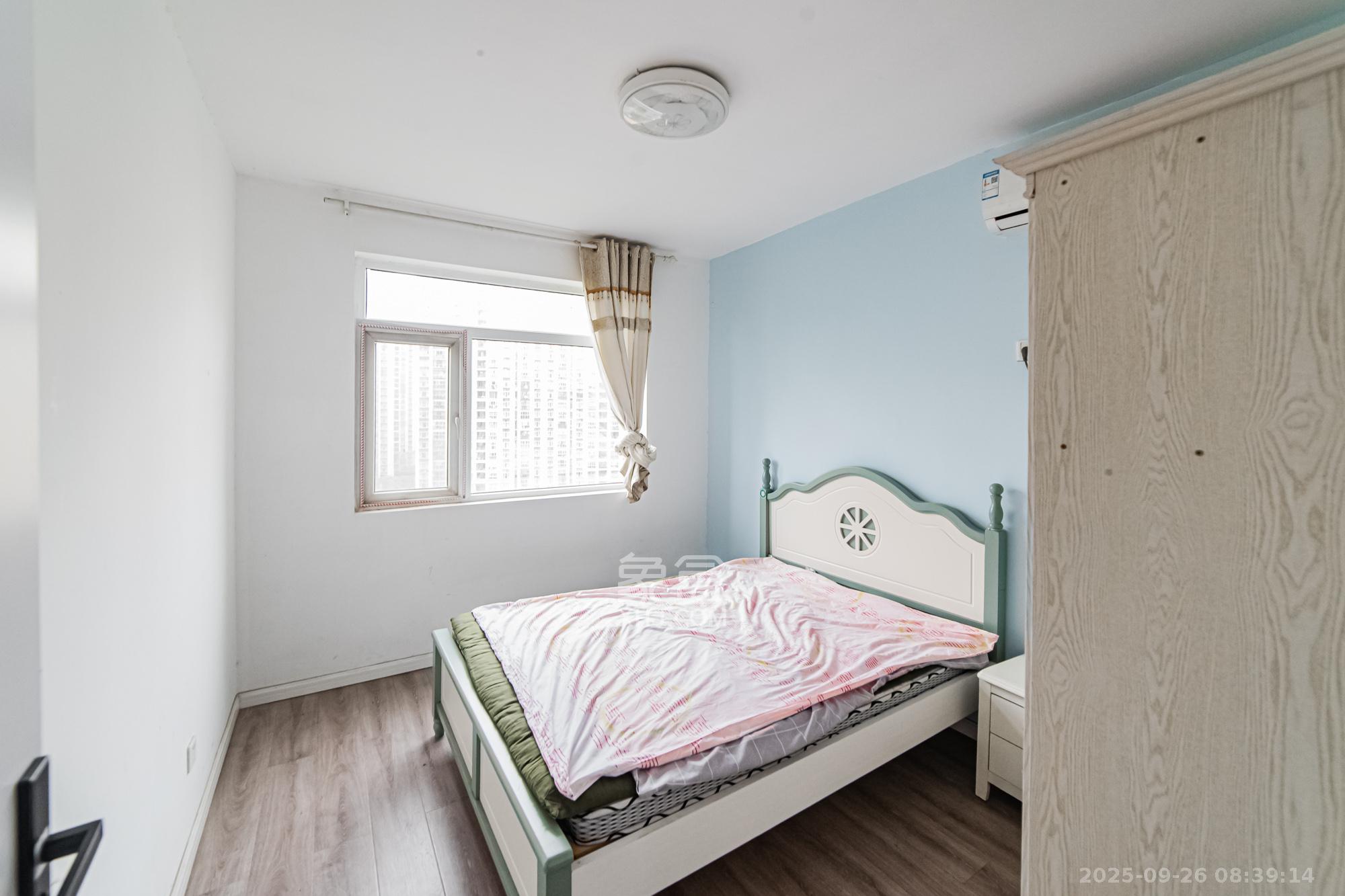 万国城(当代满庭春MOMA)一期 3室2厅2卫 92.0万 万国城(当代满庭春MOMA)一期 3室2厅2卫 92.0万卧室