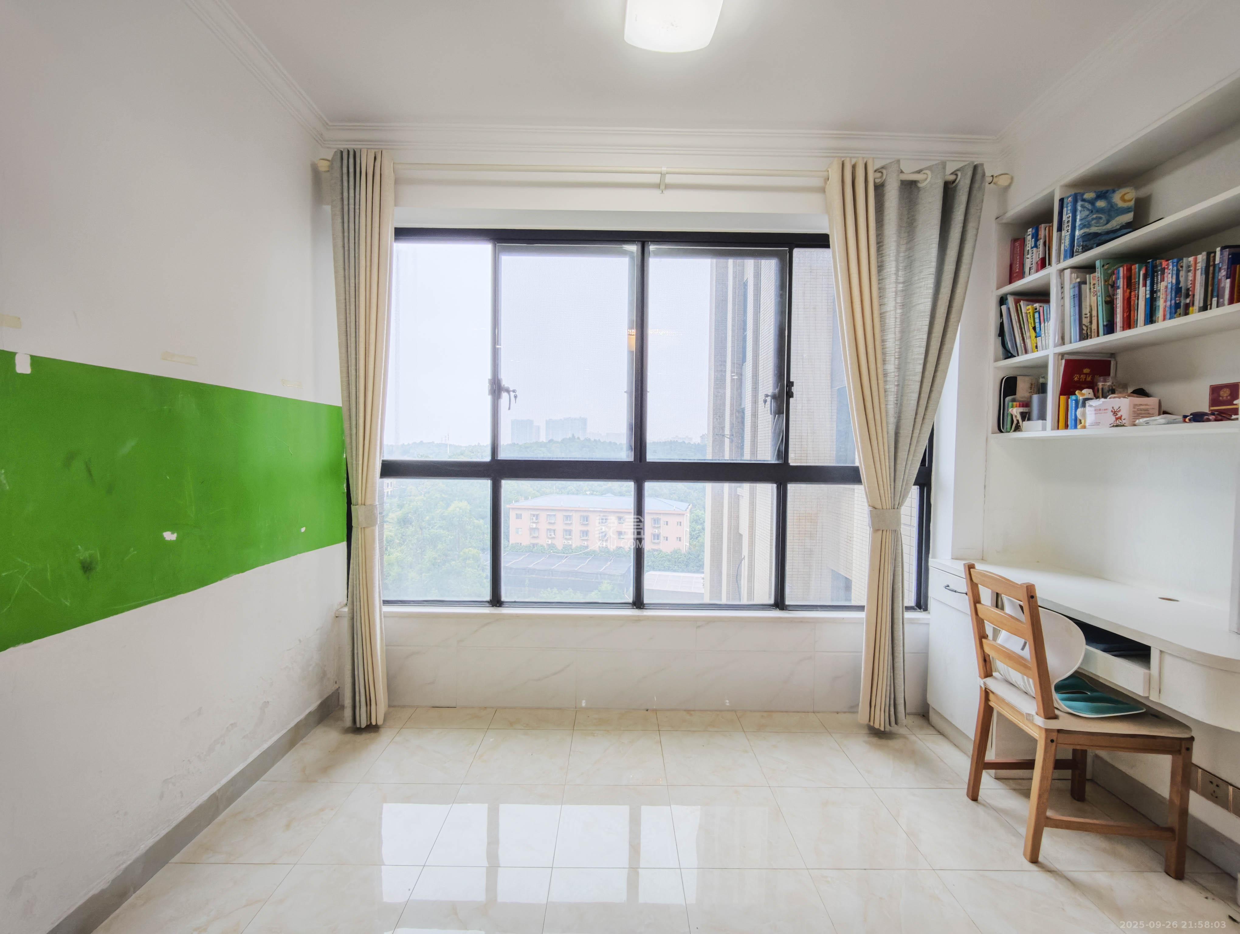 长房半岛蓝湾(观山月) 3室2厅2卫 104.0万 长房半岛蓝湾(观山月) 3室2厅2卫 104.0万卧室