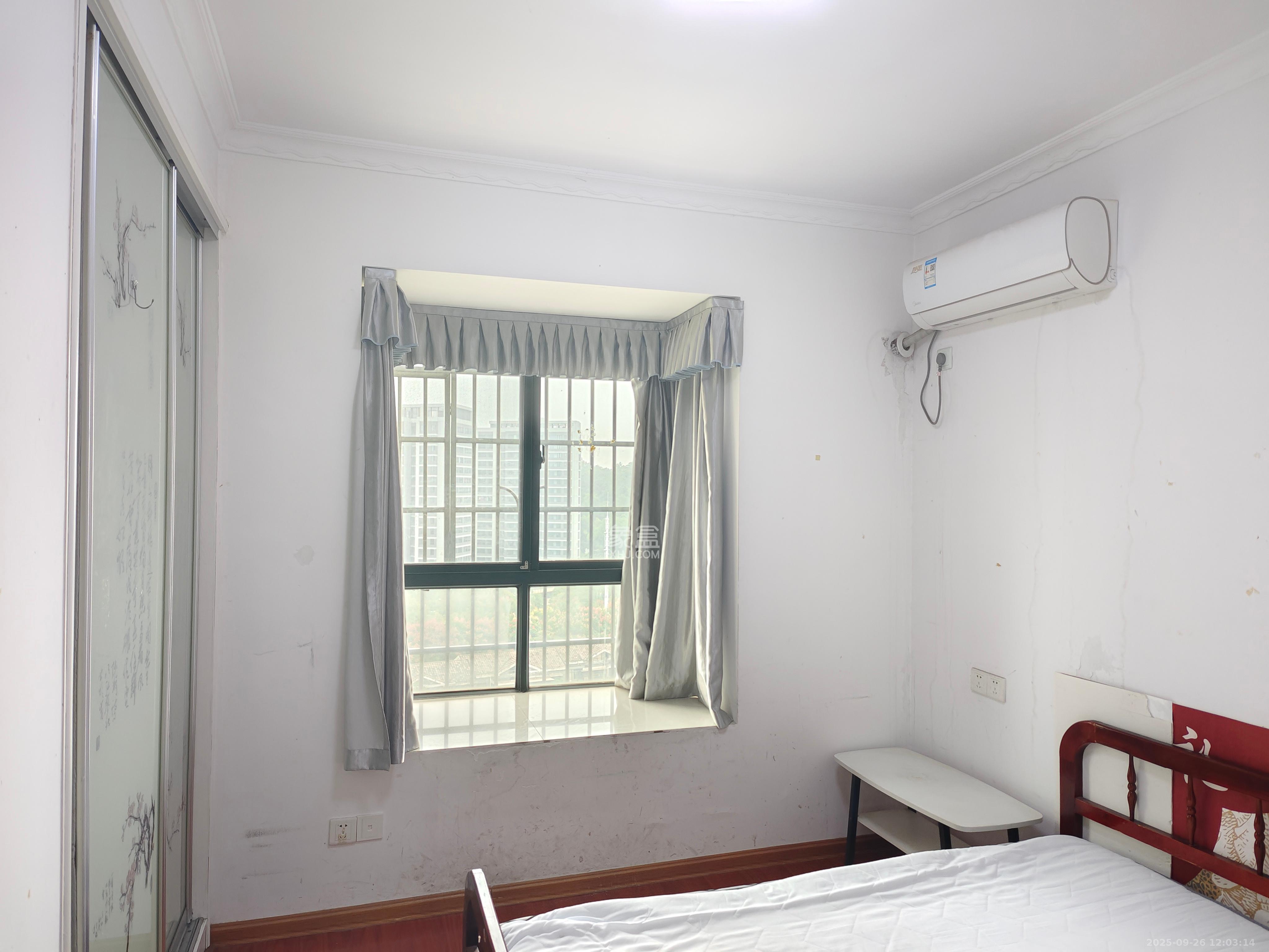 岳鞍阁小区  3室2厅2卫    1800.0元/月室内图