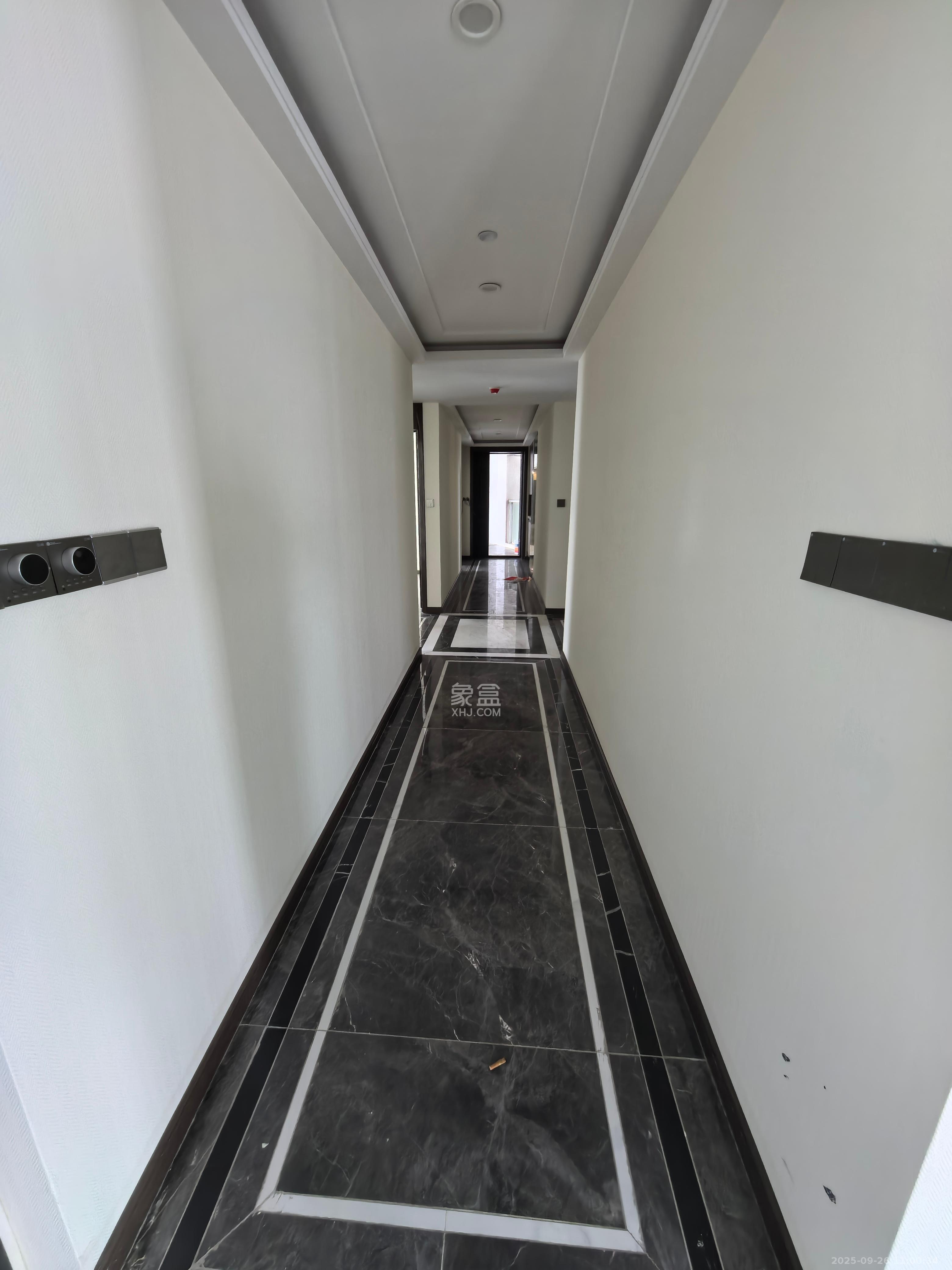 绿地V岛  4室2厅3卫    8000.0元/月室内图