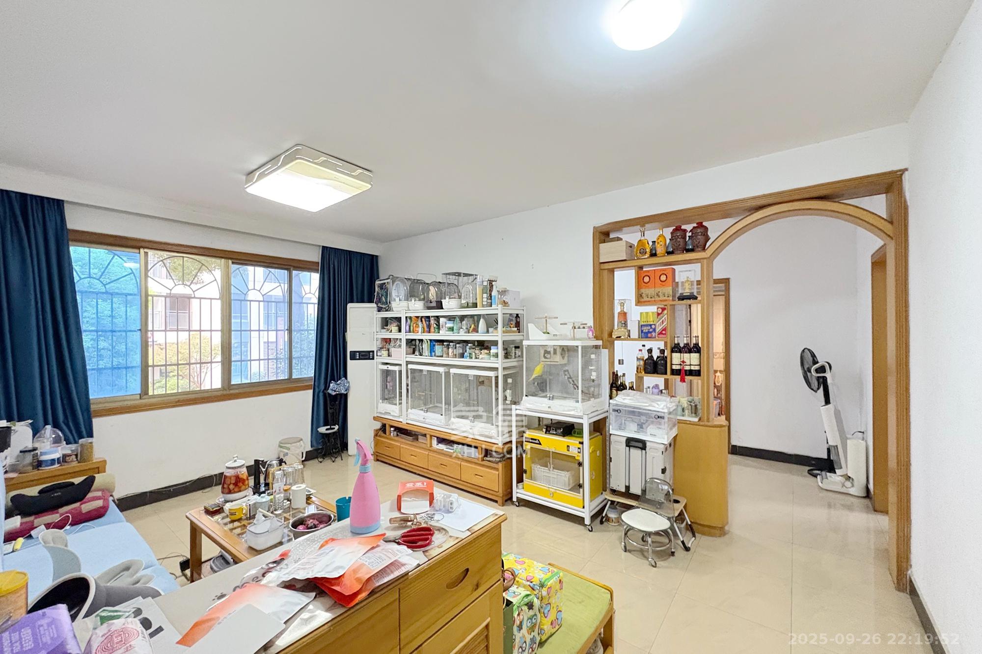 南明苑西区 3室2厅2卫 82.0万 南明苑西区 3室2厅2卫 82.0万客厅