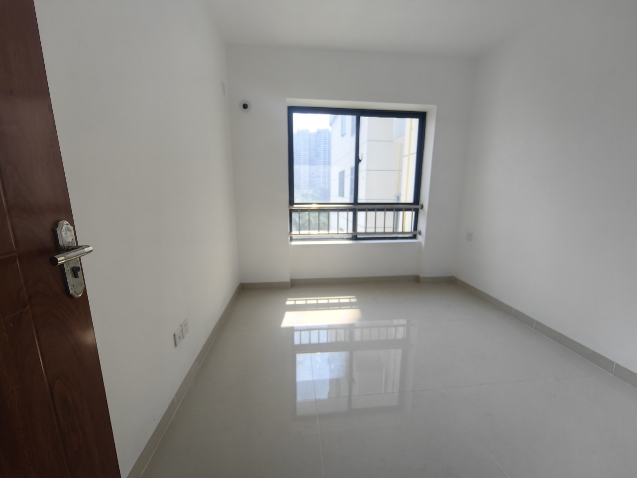 龙城新景  3室2厅2卫    143.0万客厅