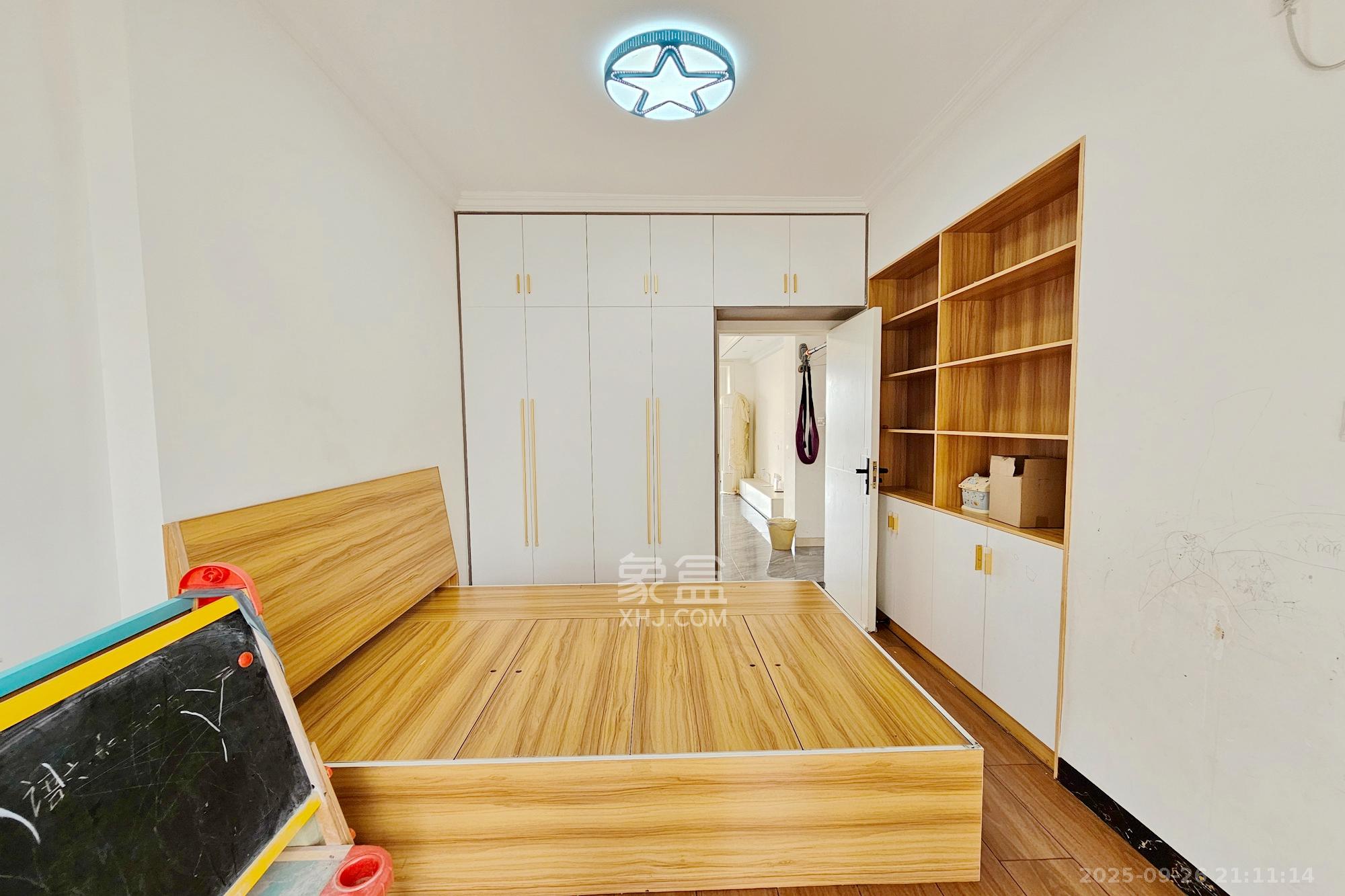 新华都万家城 3室2厅2卫 99.5万 新华都万家城 3室2厅2卫 99.5万卧室