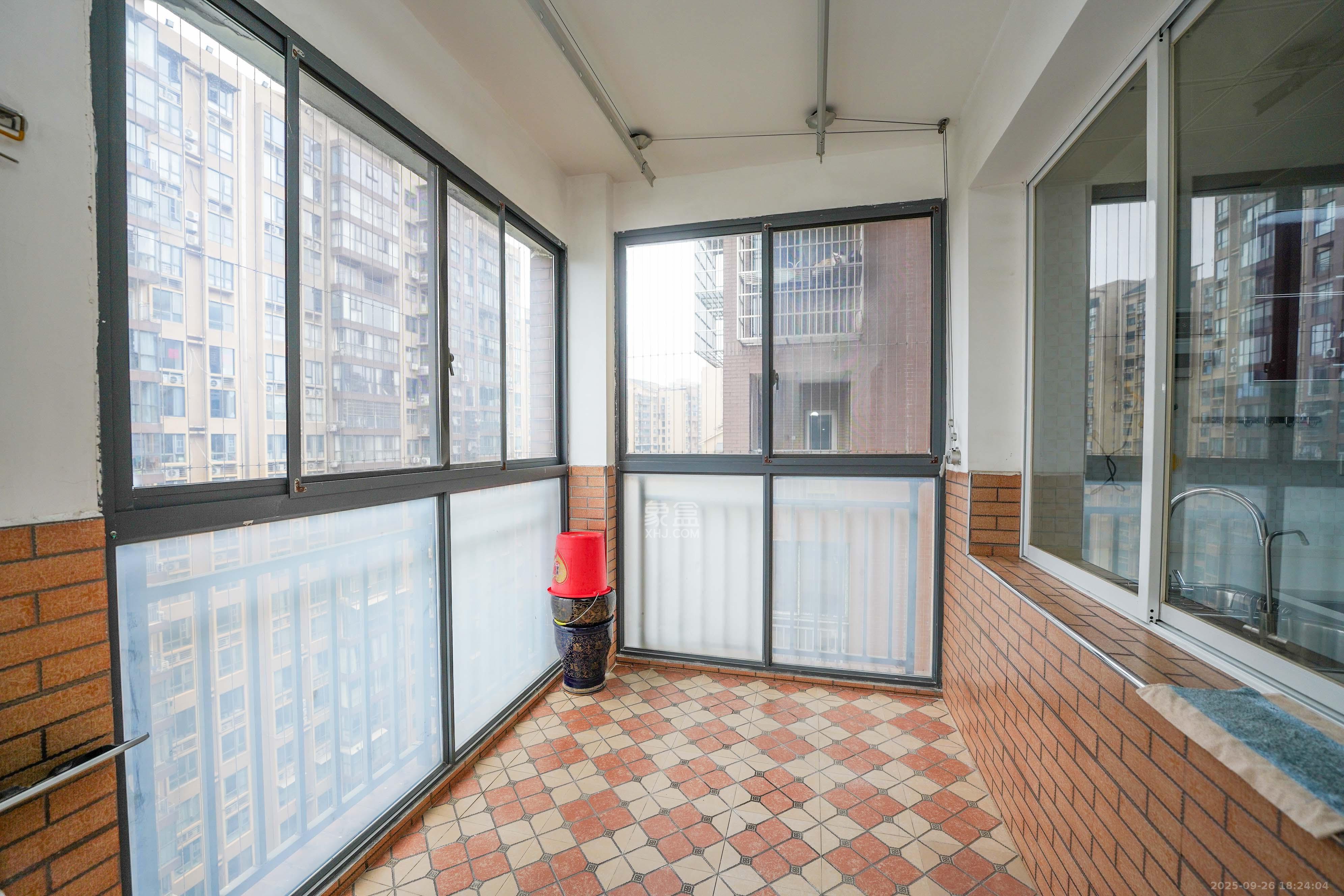 嘉华城(一期) 4室2厅2卫 175.0万 嘉华城(一期) 4室2厅2卫 175.0万阳台