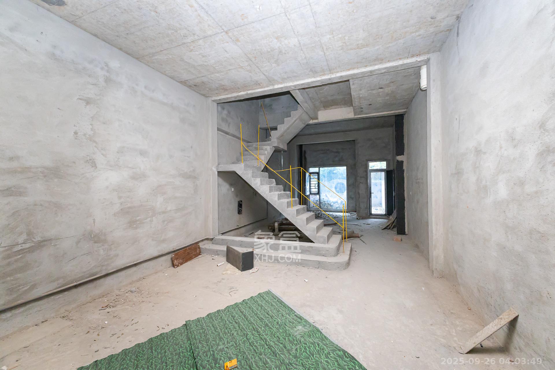 龙湖湘风原著(龙湖湘风星城) 5室3厅3卫 260.0万 龙湖湘风原著(龙湖湘风星城) 5室3厅3卫 260.0万客厅