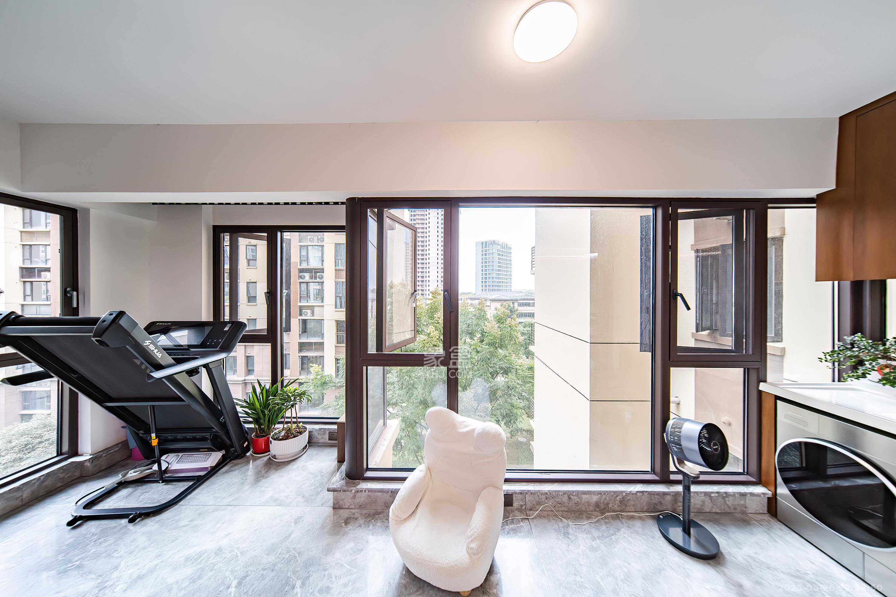 蓝光雍锦半岛 4室2厅2卫 180.0万 蓝光雍锦半岛 4室2厅2卫 180.0万阳台