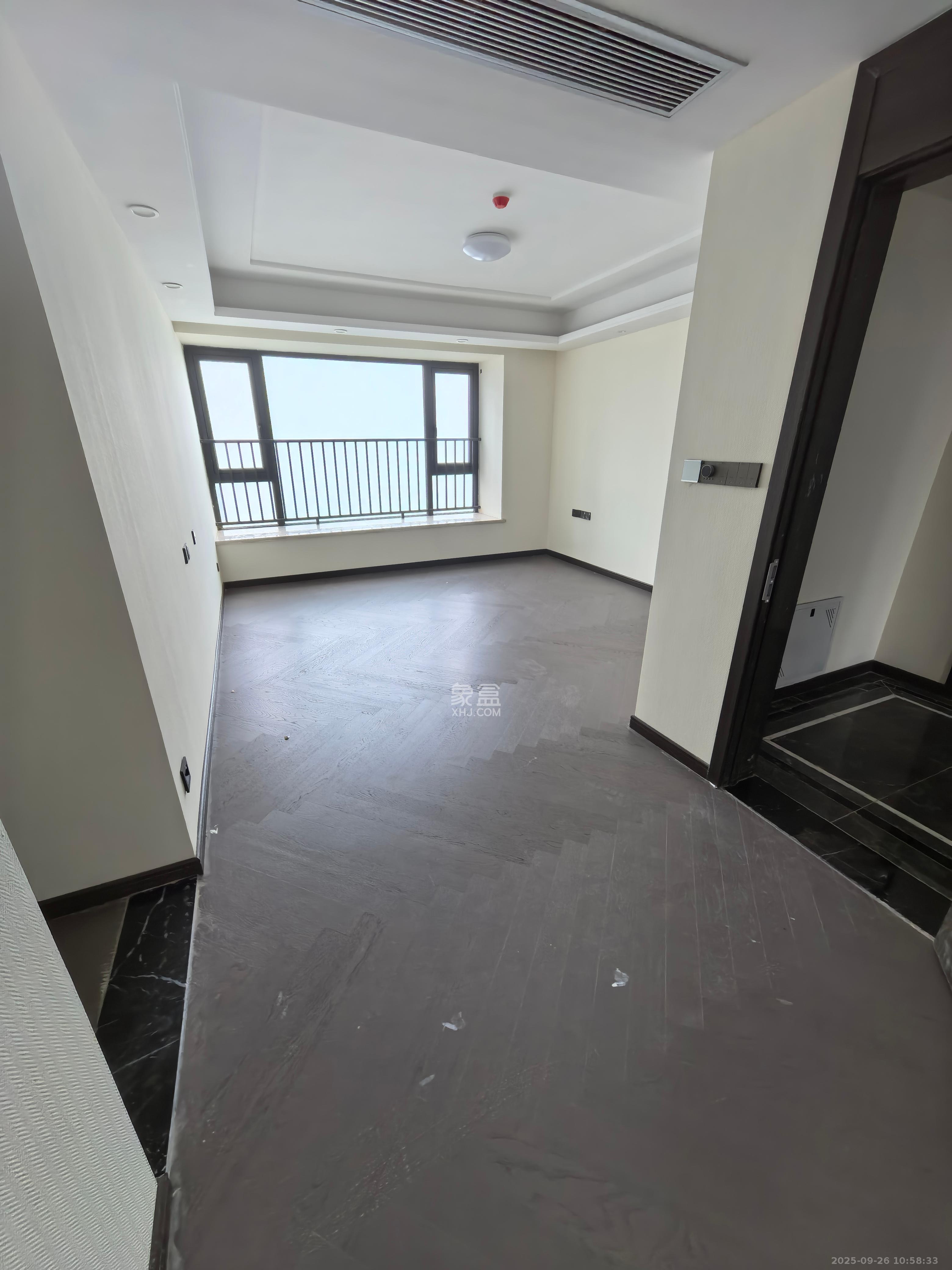 绿地V岛  4室2厅3卫    8000.0元/月室内图