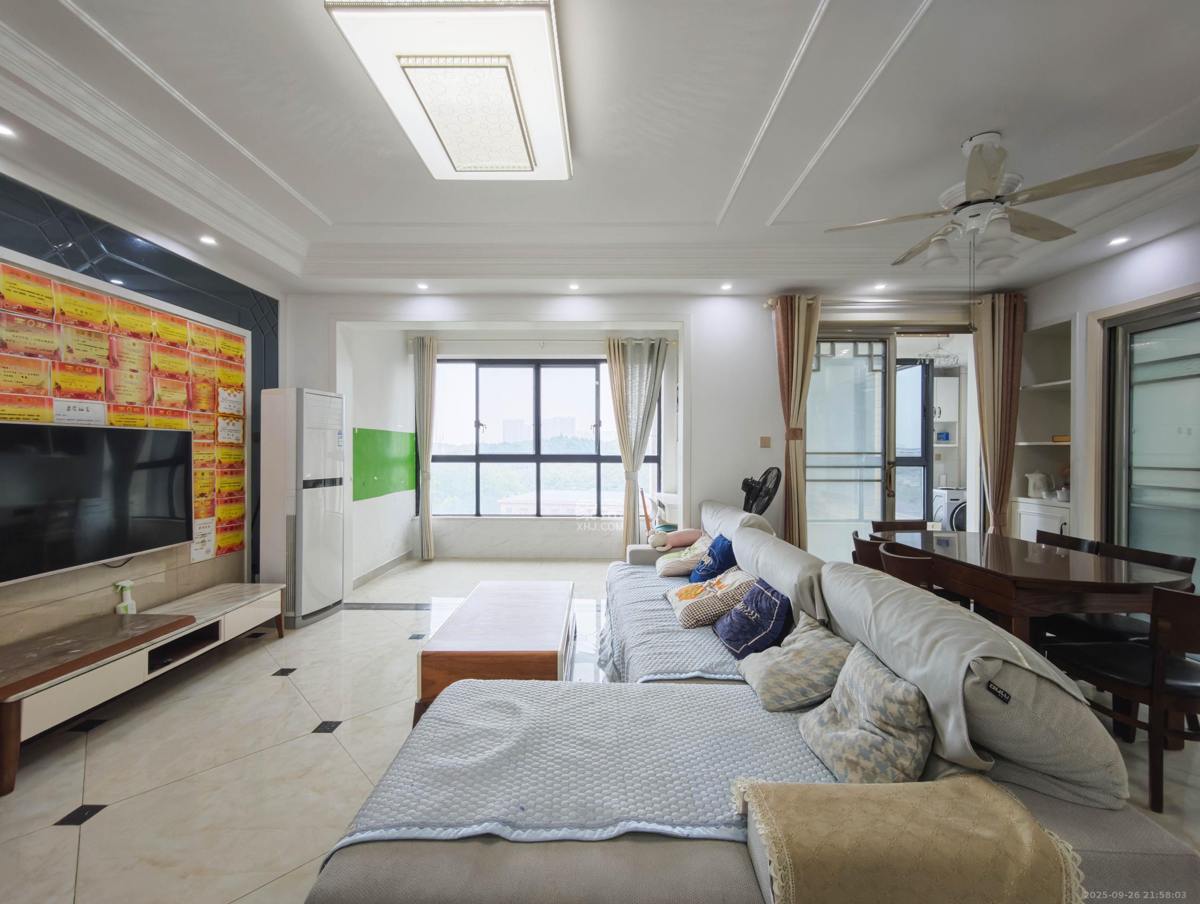 长房半岛蓝湾（观山月）  3室2厅2卫    104.0万客厅