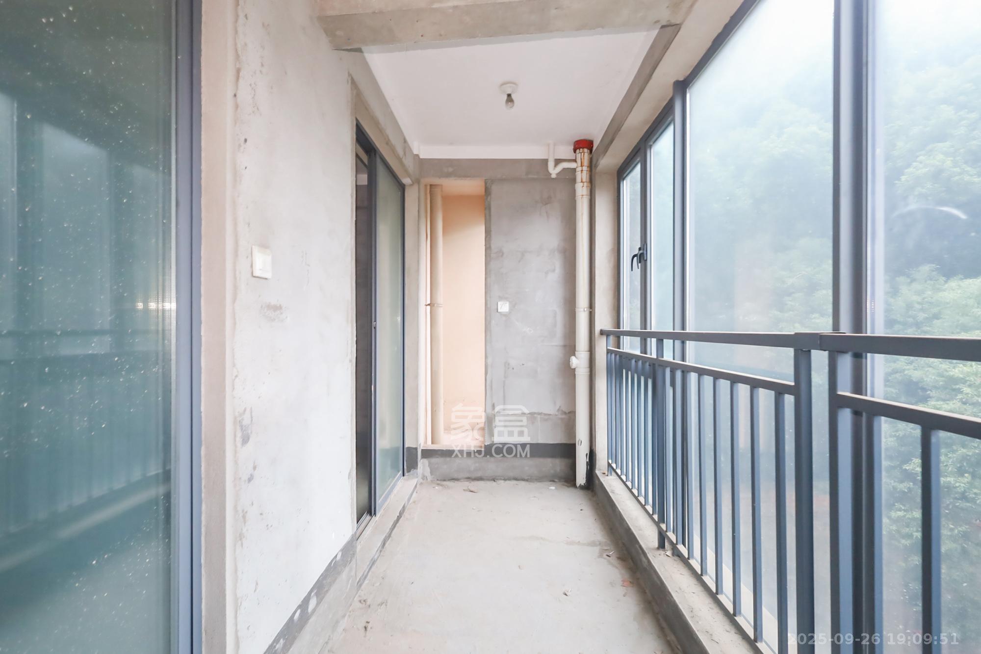 蓝光雍锦阁  3室2厅1卫    118.0万阳台