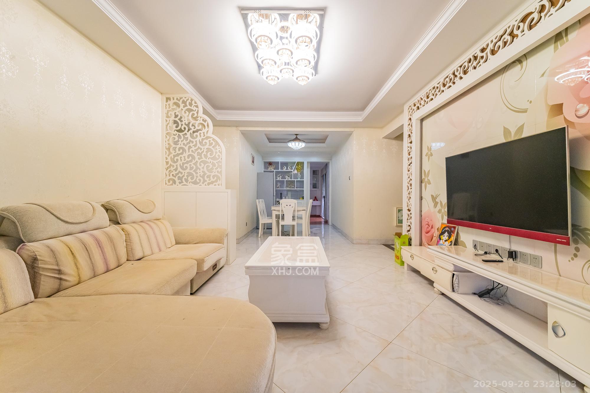 国泰九龙湾  4室2厅2卫    105.0万客厅