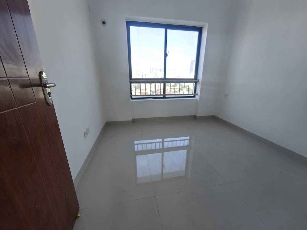 龙城新景  3室2厅2卫    143.0万客厅