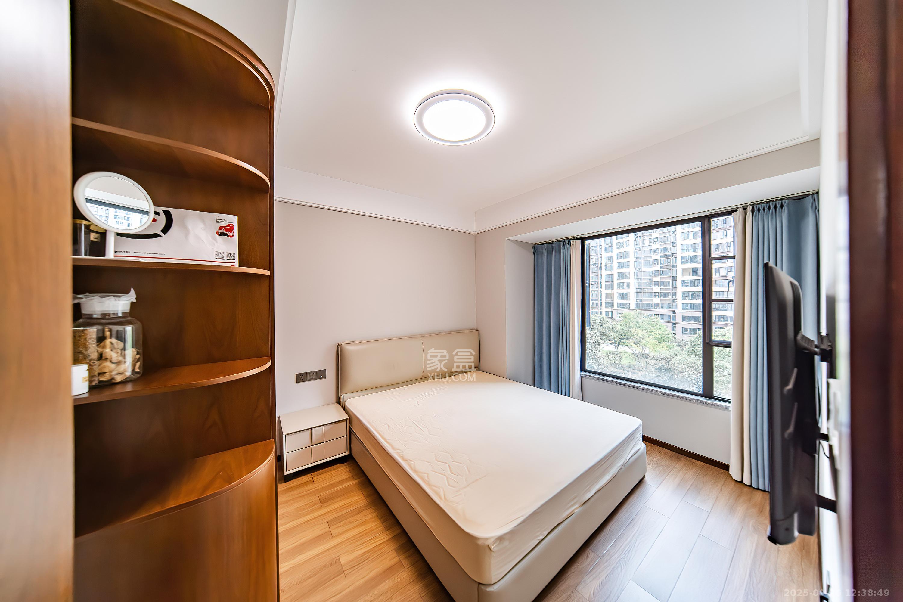 蓝光雍锦半岛 4室2厅2卫 180.0万 蓝光雍锦半岛 4室2厅2卫 180.0万卧室