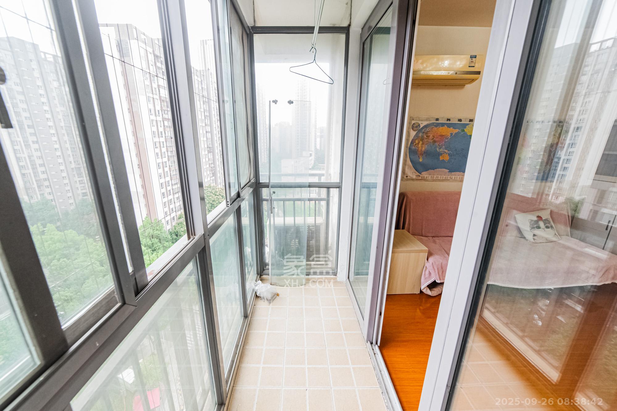 万国城(当代满庭春MOMA)一期 2室2厅1卫 59.0万 万国城(当代满庭春MOMA)一期 2室2厅1卫 59.0万阳台