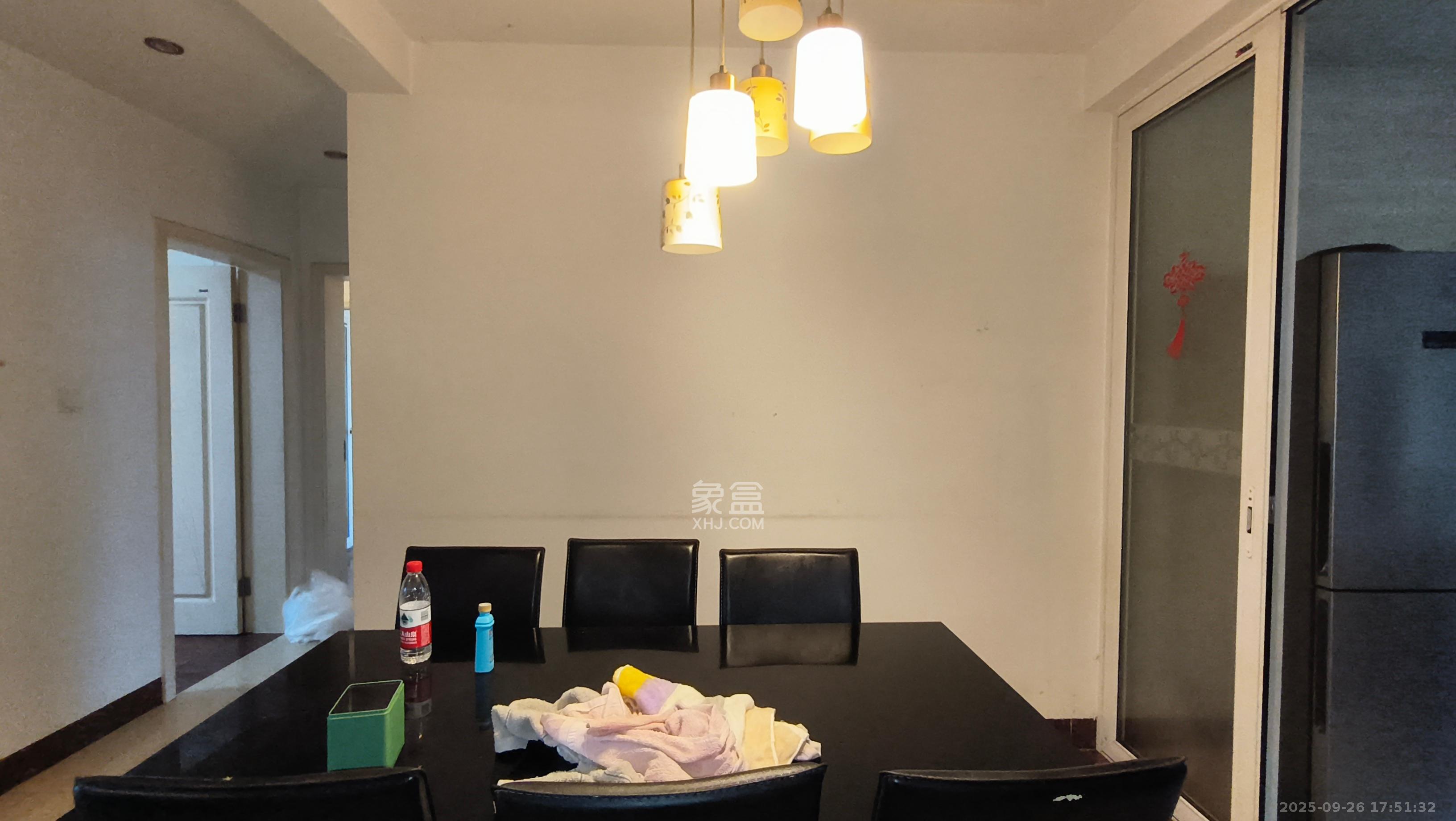 八一小区  3室2厅2卫    2000.0元/月室内图