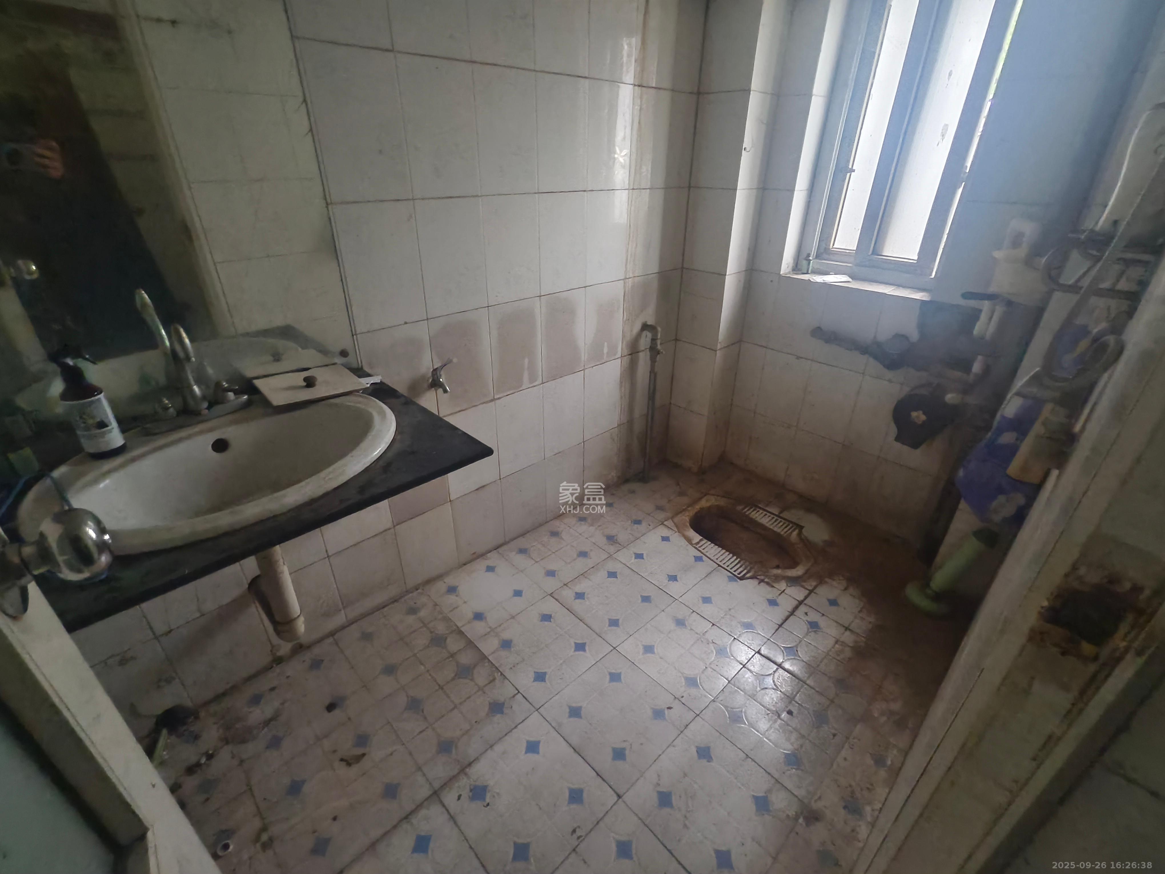 职院街LG曙光宿舍 3室2厅2卫 1600.0元/月 职院街LG曙光宿舍 3室2厅2卫 1600.0元/月室内图