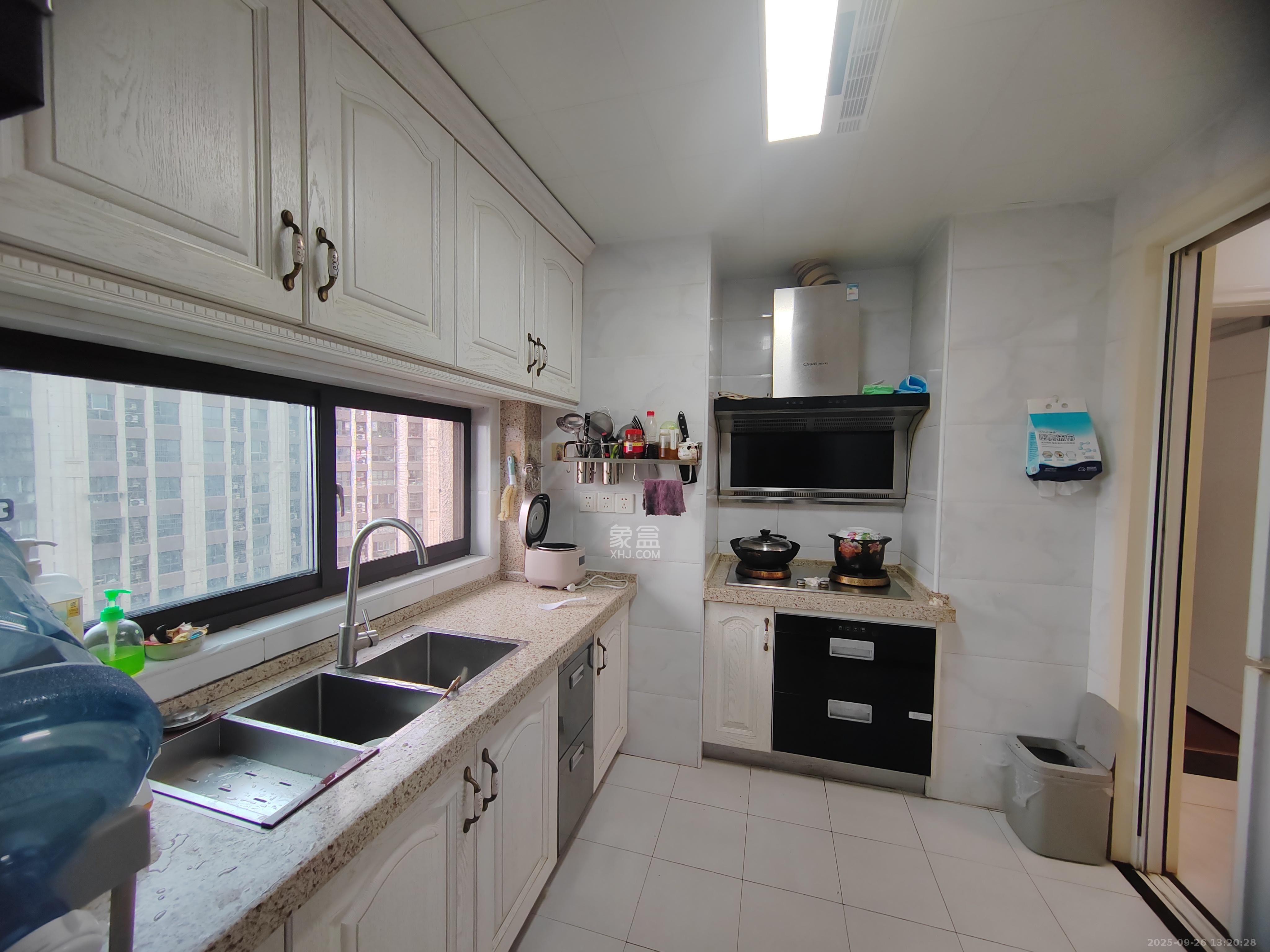 绿地中央广场 3室2厅1卫 3300.0元/月 绿地中央广场 3室2厅1卫 3300.0元/月室内图