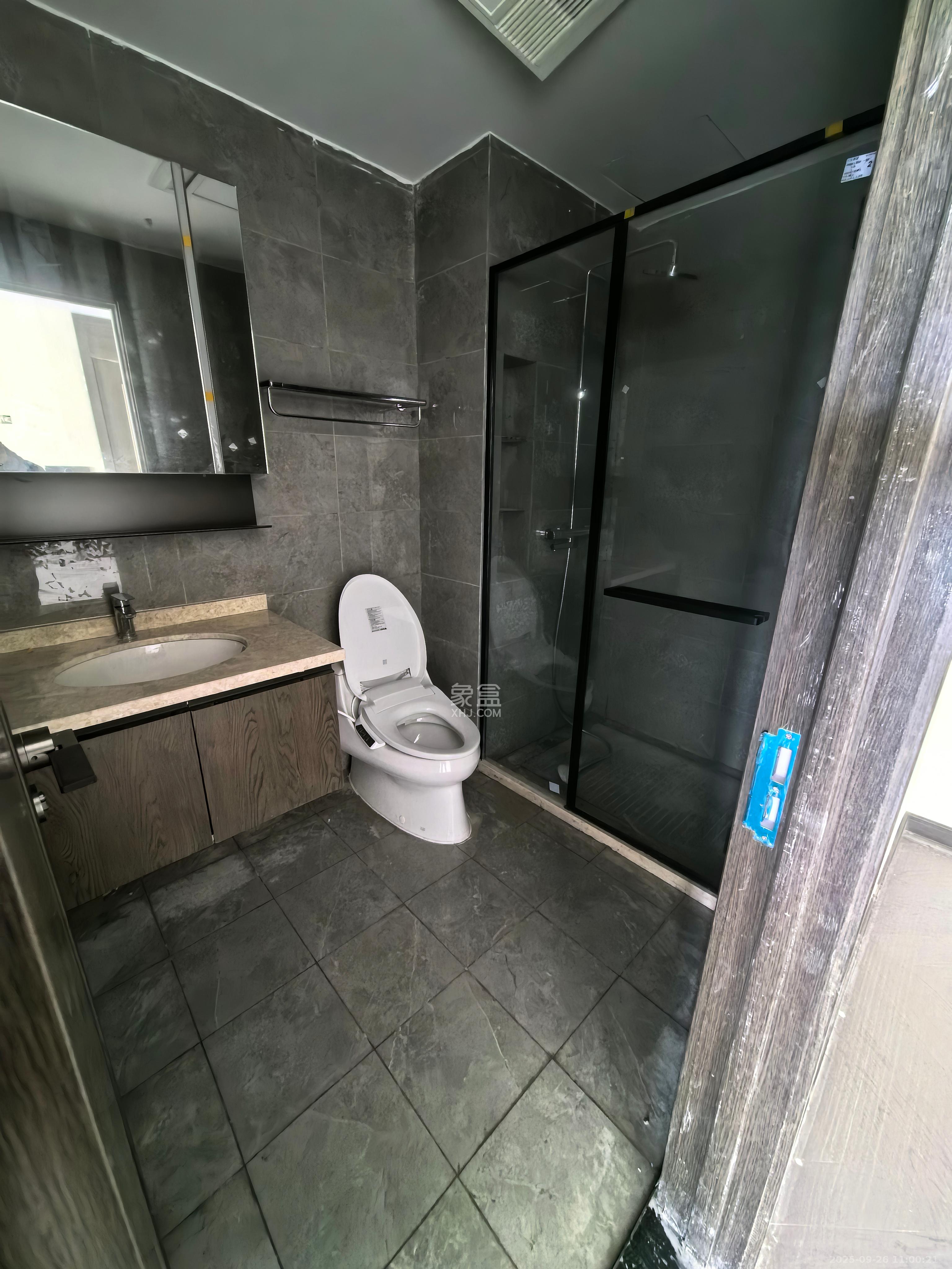 绿地V岛  4室2厅3卫    8000.0元/月室内图