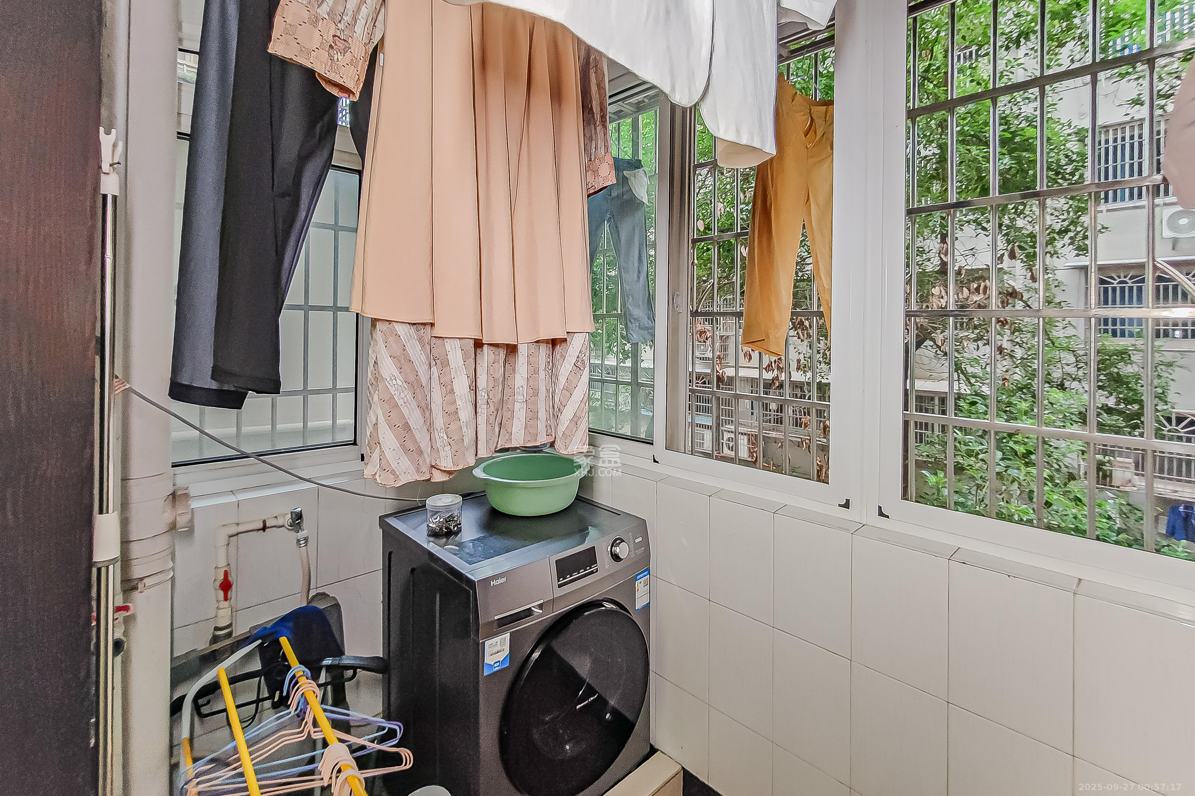 学院新村  3室2厅2卫    142.0万阳台