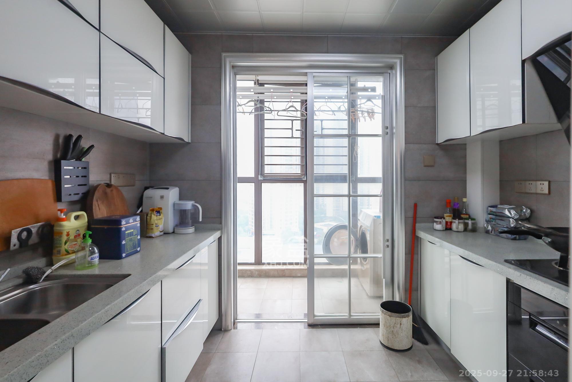 世茂外滩里(世茂铂翠湾三期) 4室2厅2卫 242.0万 世茂外滩里(世茂铂翠湾三期) 4室2厅2卫 242.0万厨房