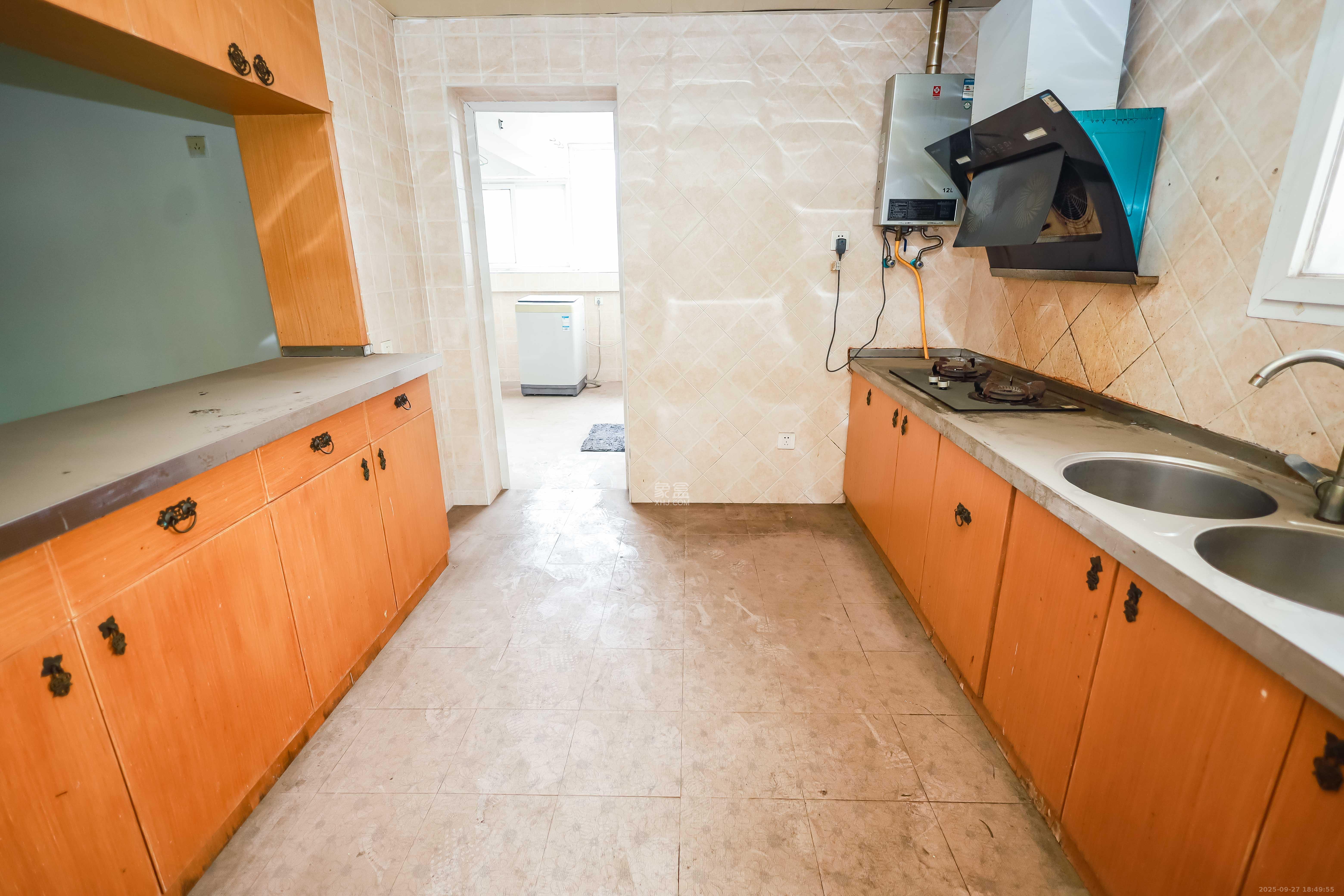 咸嘉新村嘉旺苑 5室3厅3卫 98.0万 咸嘉新村嘉旺苑 5室3厅3卫 98.0万厨房