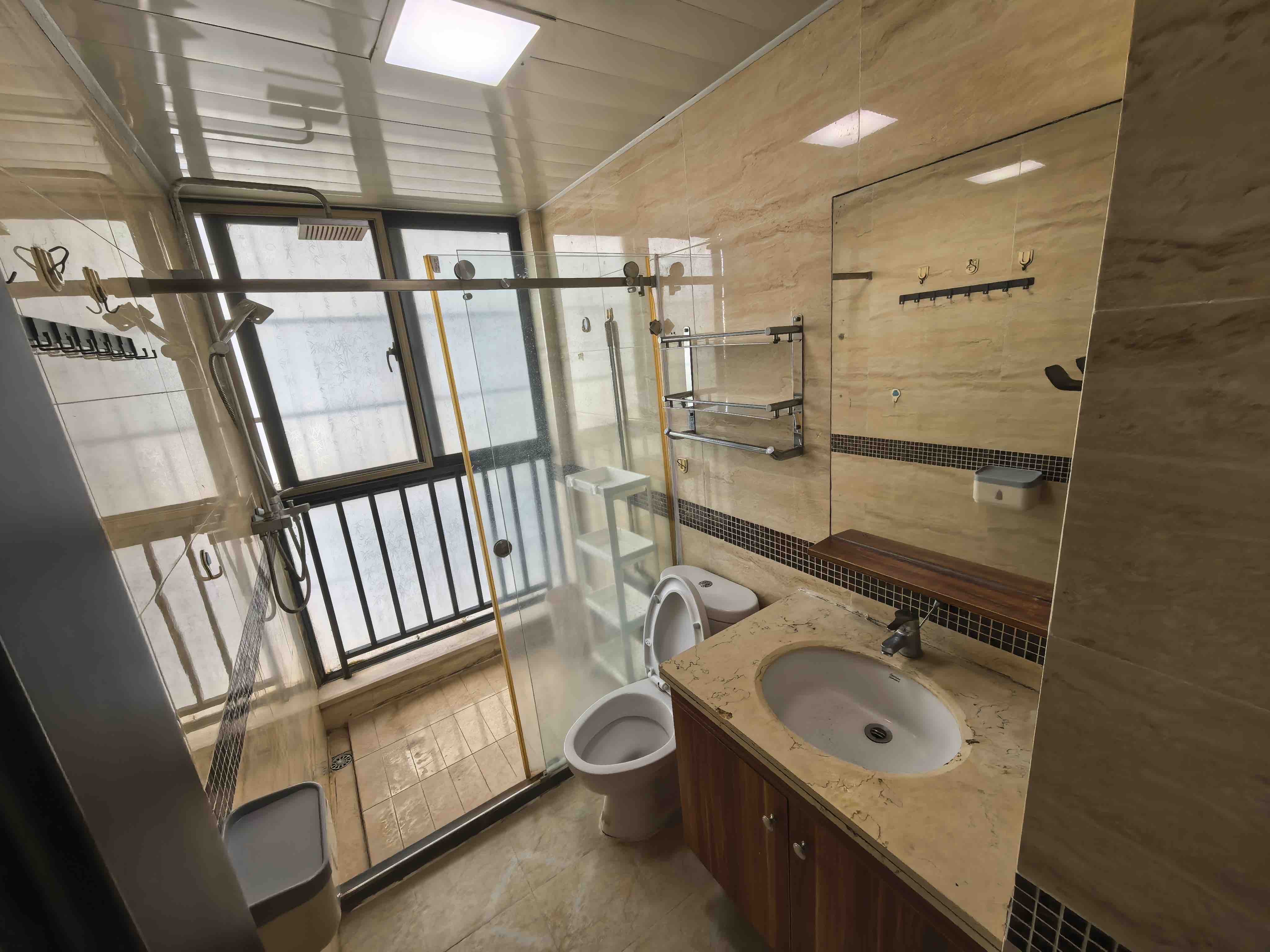 椰岛广场  3室2厅2卫    180.0万 椰岛广场  3室2厅2卫    180.0万客厅