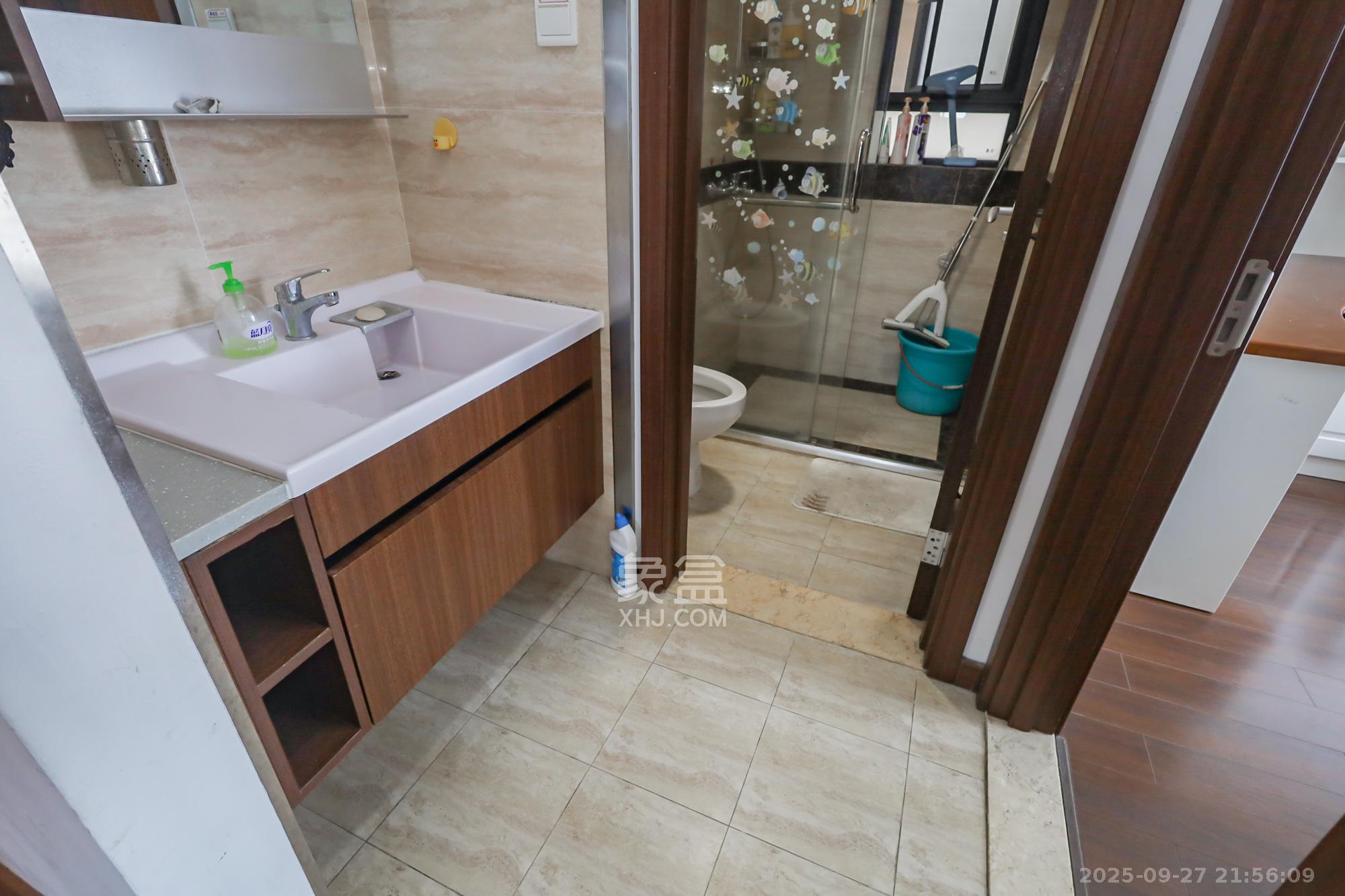 万科里金域国际  3室2厅2卫    160.0万卫生间