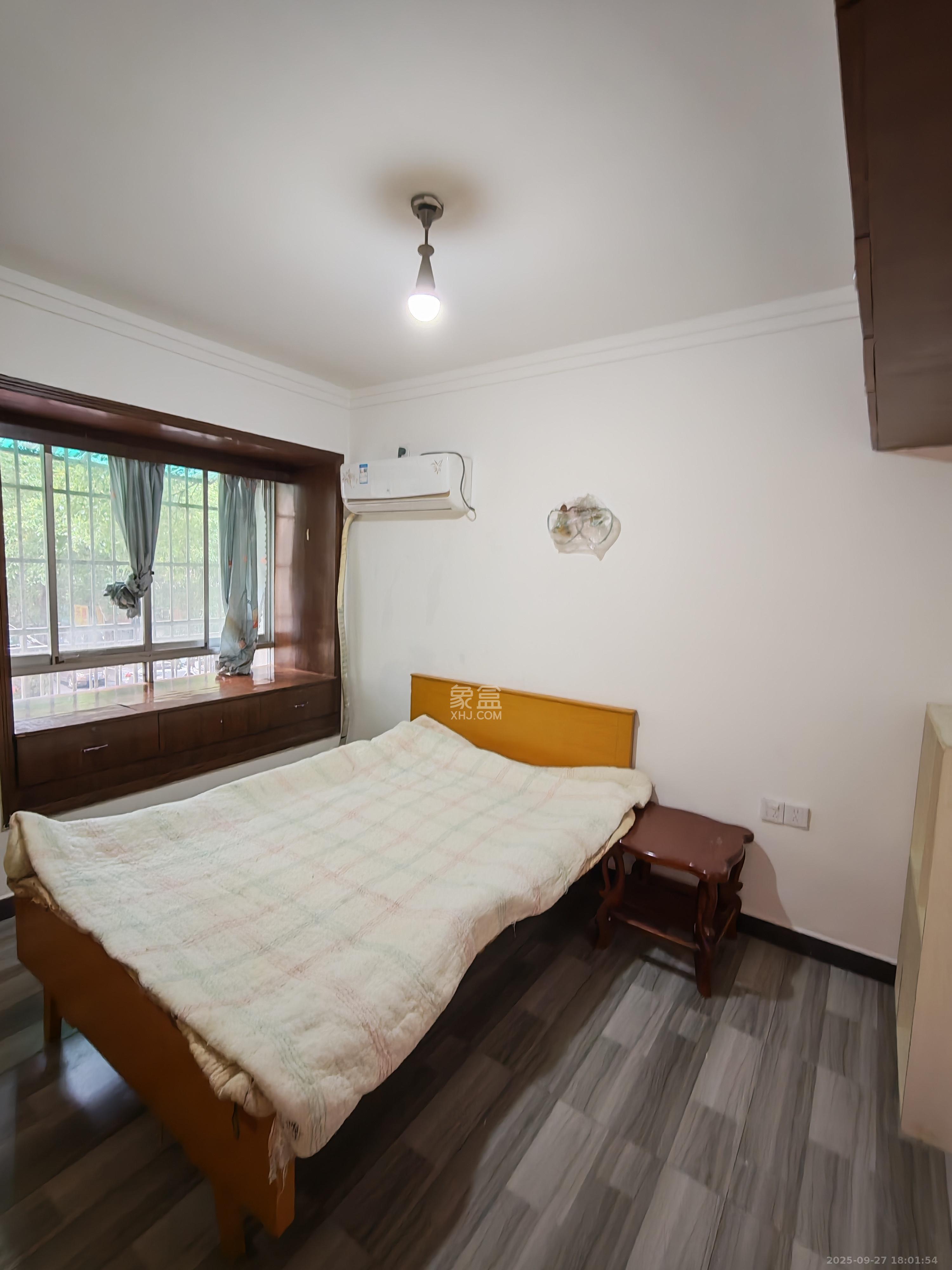 莲湖汽车饰品城(莲湖公寓) 2室2厅1卫 1800.0元/月 莲湖汽车饰品城(莲湖公寓) 2室2厅1卫 1800.0元/月室内图