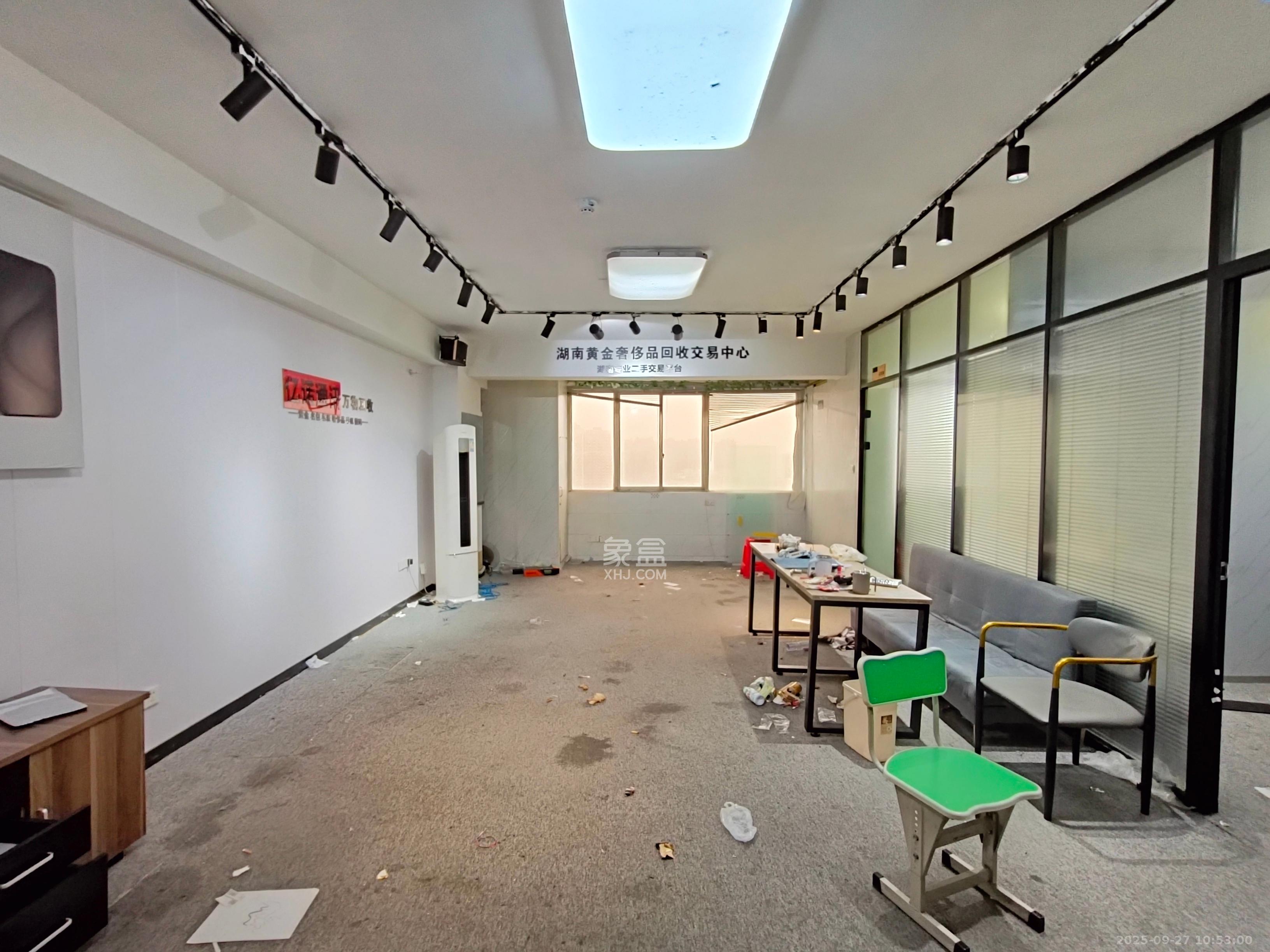 鸿运凯旋国际(科佳电脑城) 1室2厅1卫 2600.0元/月 鸿运凯旋国际(科佳电脑城) 1室2厅1卫 2600.0元/月室内图