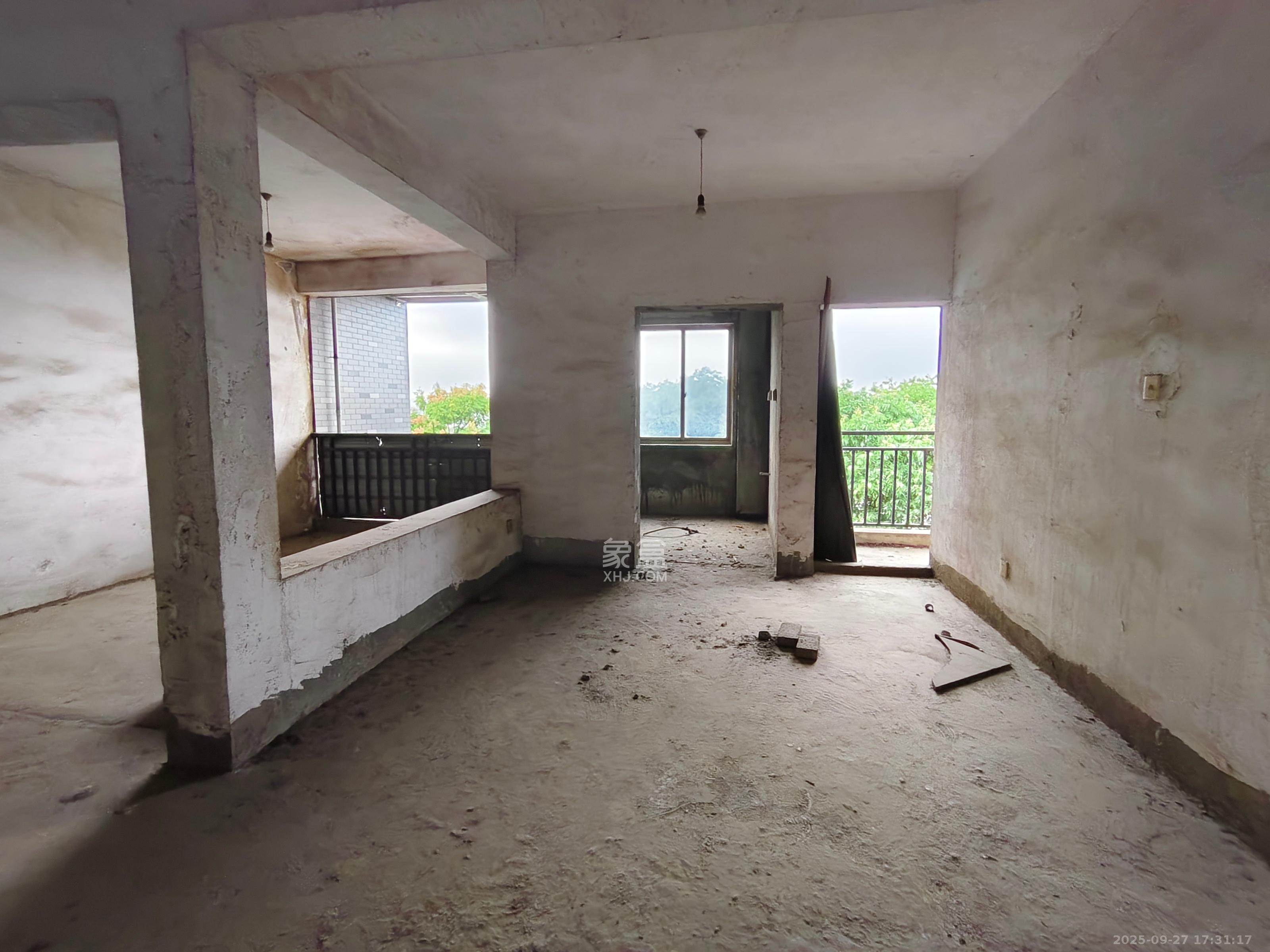 锦绣湘江 3室2厅2卫 48.80万 锦绣湘江 3室2厅2卫 48.80万客厅