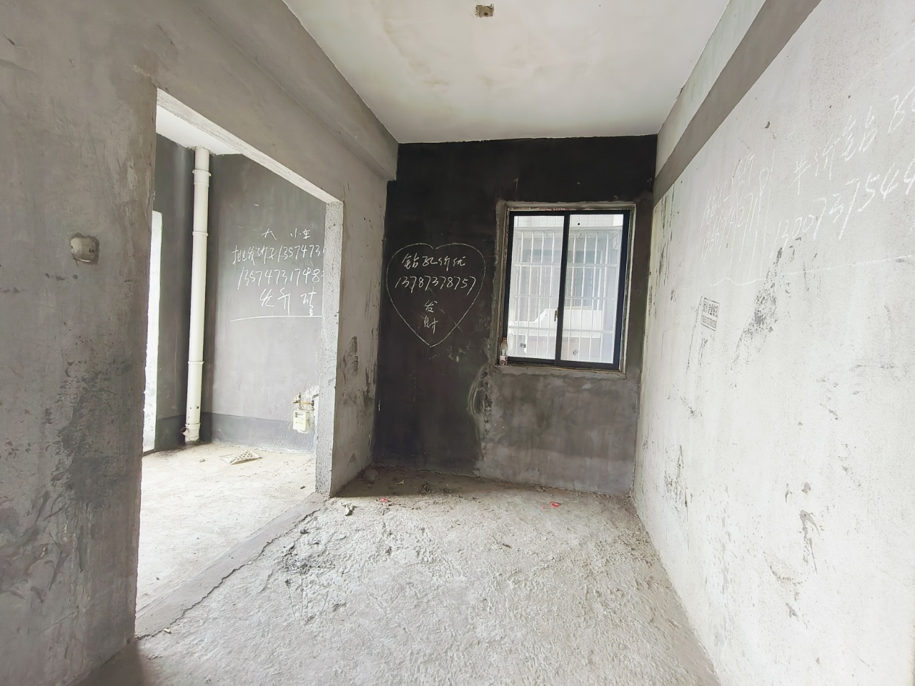 太一御江城  3室2厅2卫    64.8万客厅