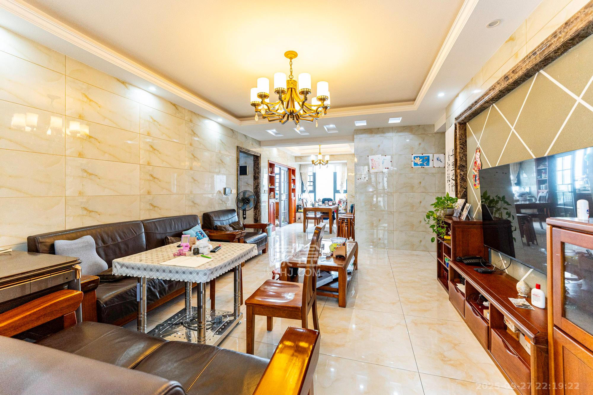 藏珑湖上国际花园 4室2厅2卫 158.0万 藏珑湖上国际花园 4室2厅2卫 158.0万客厅