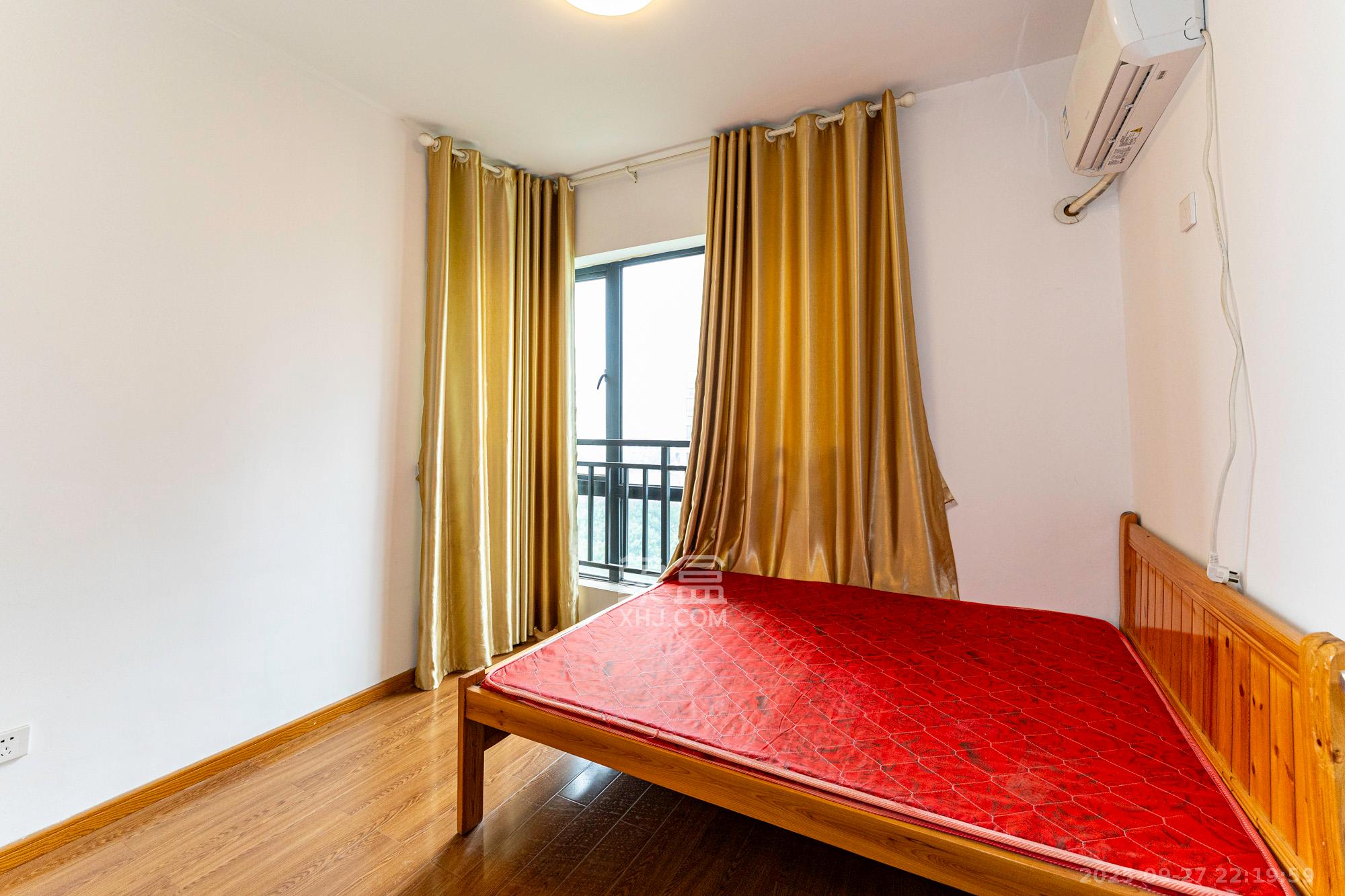 藏珑湖上国际花园 4室2厅2卫 210.0万 藏珑湖上国际花园 4室2厅2卫 210.0万卧室