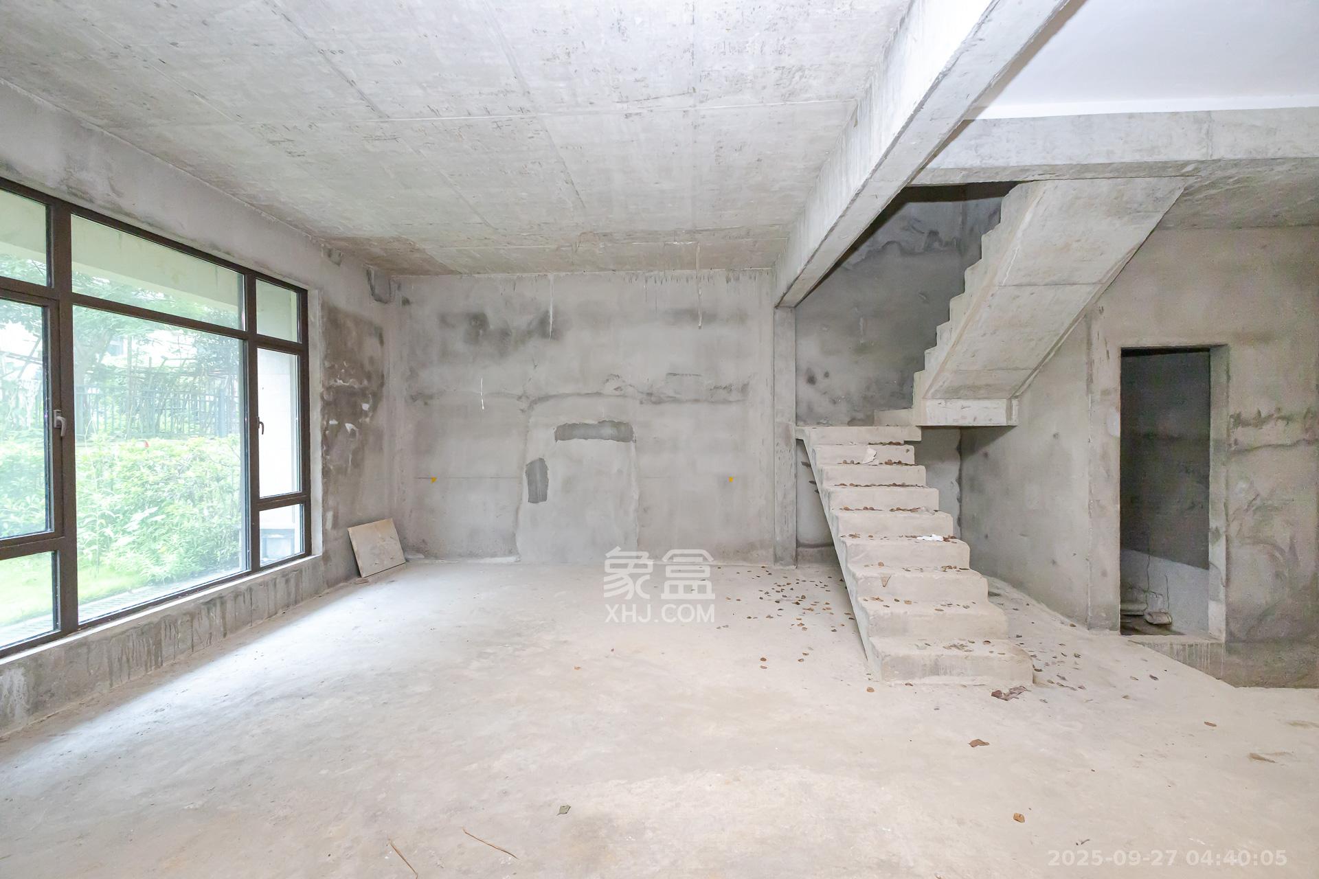 龙湖璟宸原著（龙湖紫宸）  5室2厅4卫    290.0万客厅