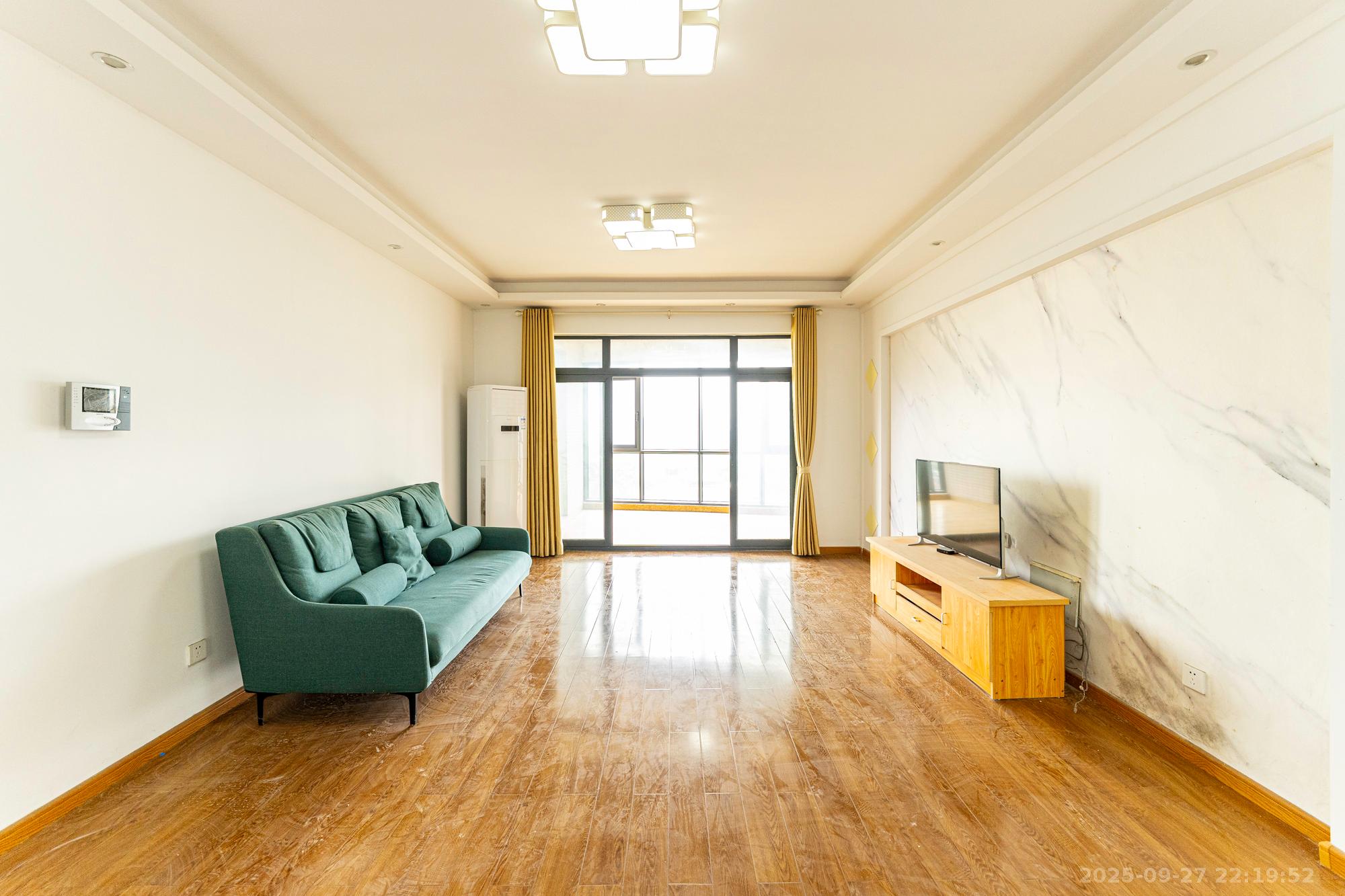 藏珑湖上国际花园 4室2厅2卫 210.0万 藏珑湖上国际花园 4室2厅2卫 210.0万客厅