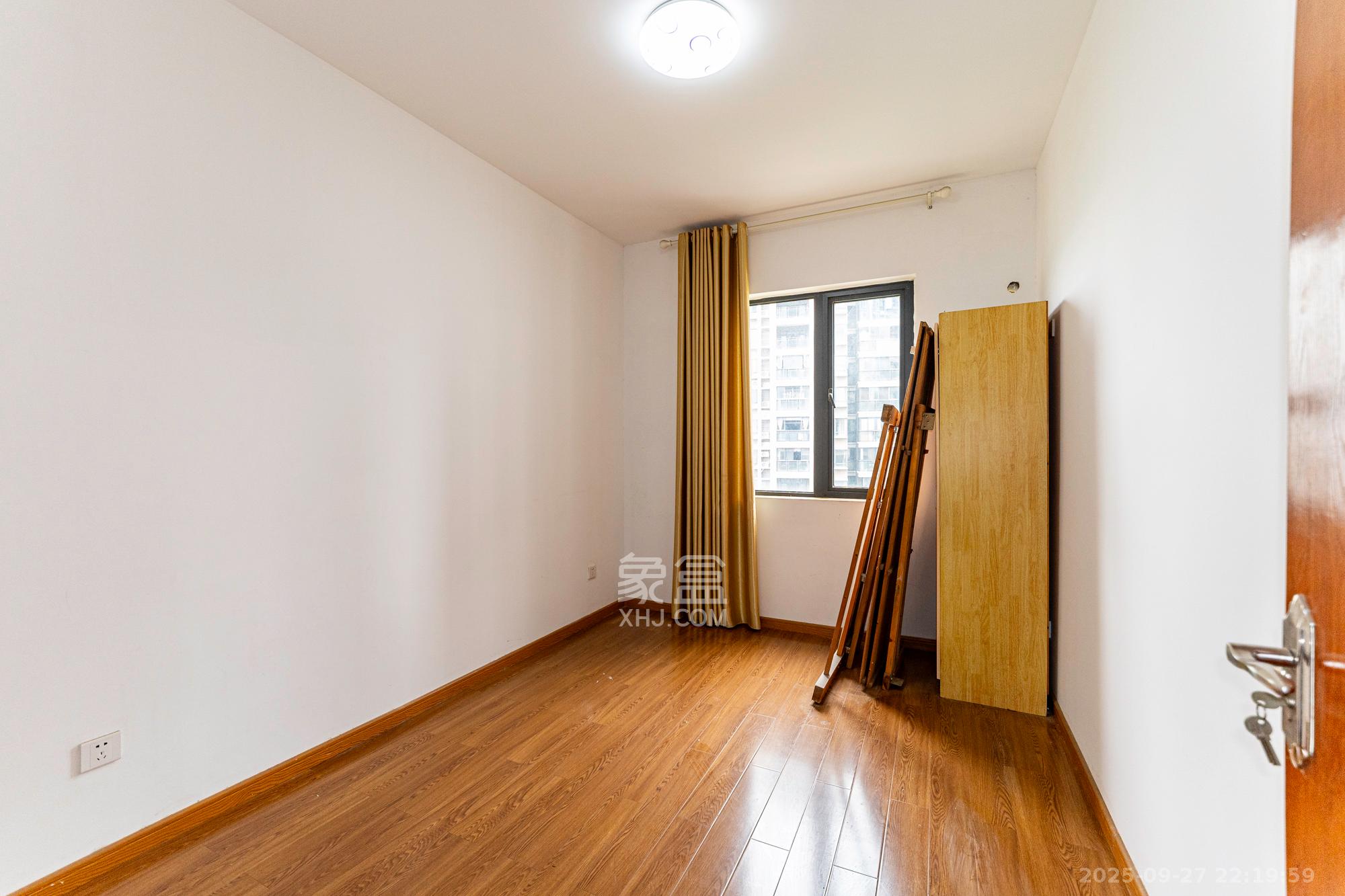 藏珑湖上国际花园 4室2厅2卫 210.0万 藏珑湖上国际花园 4室2厅2卫 210.0万卧室