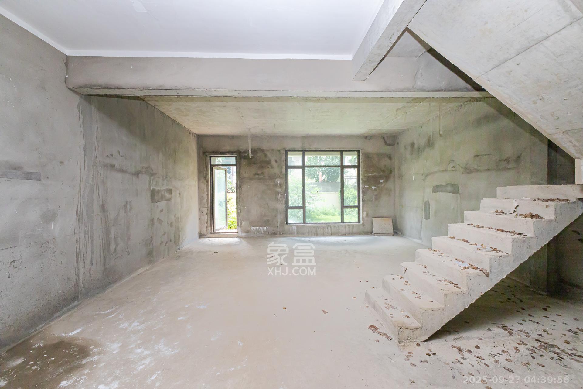 龙湖璟宸原著(龙湖紫宸) 5室2厅4卫 290.0万 龙湖璟宸原著(龙湖紫宸) 5室2厅4卫 290.0万客厅