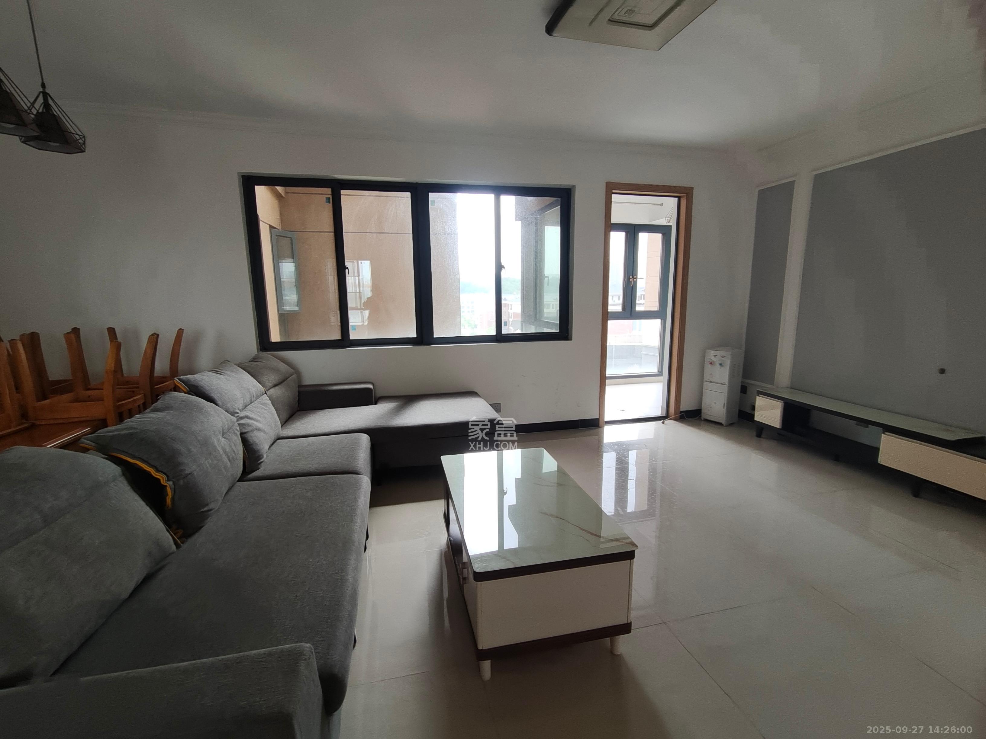 西湖鸿运佳苑  3室2厅2卫    2000.0元/月室内图