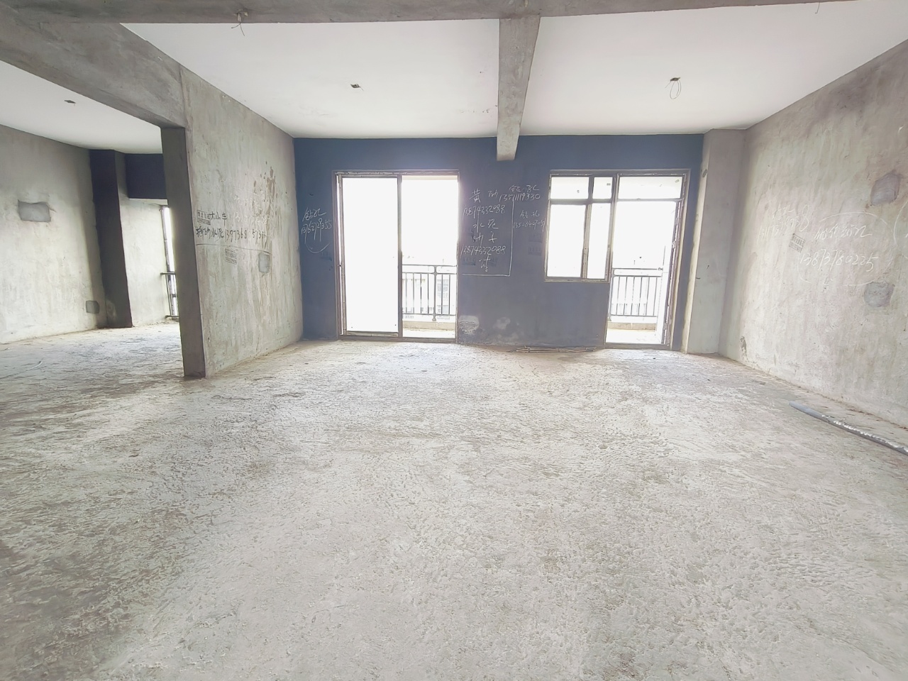 太一御江城  3室2厅2卫    64.8万客厅